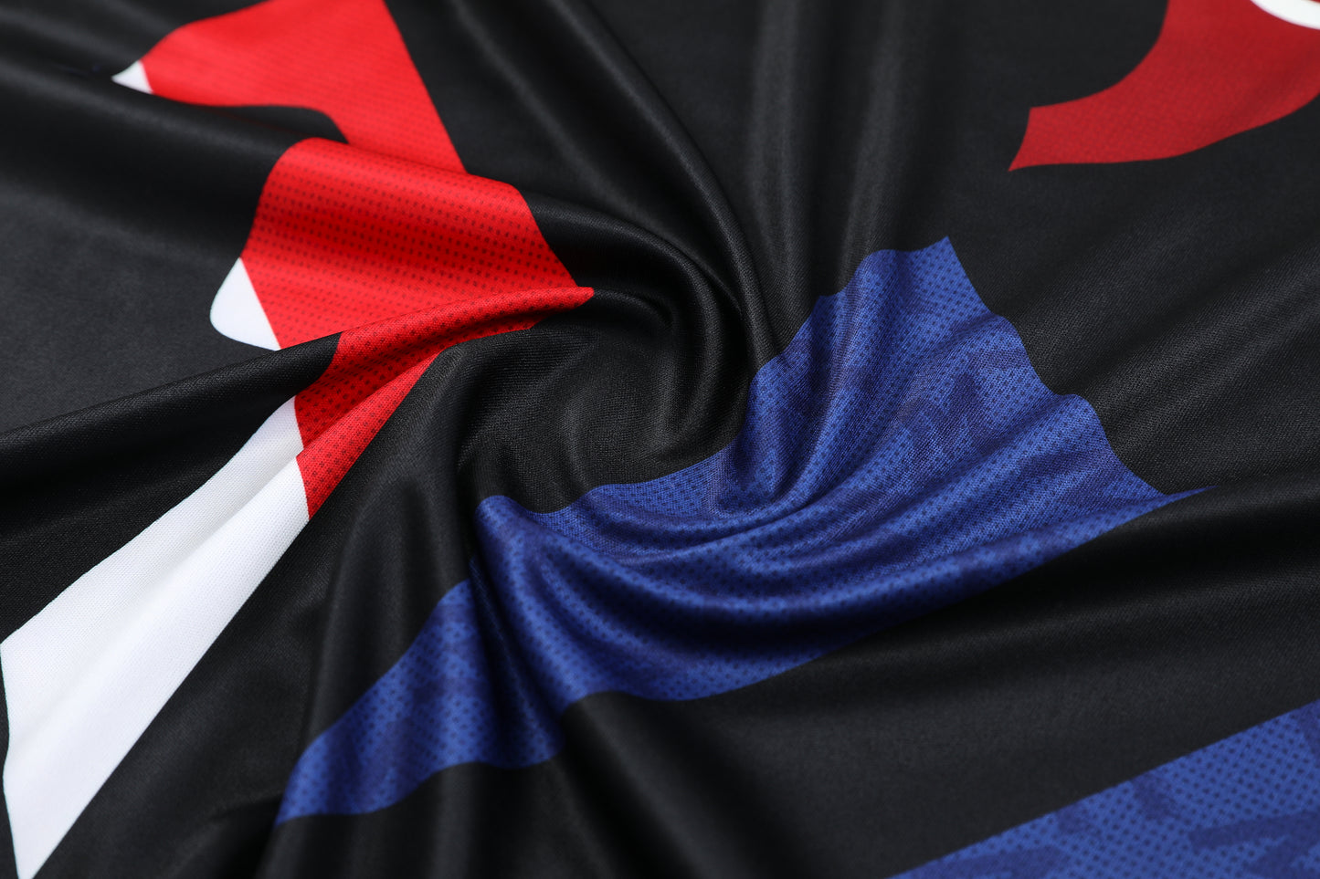 Kit Adulto Manchester United 25-26 – Regata e Shorts Pretos com Detalhes em Vermelho e Azul