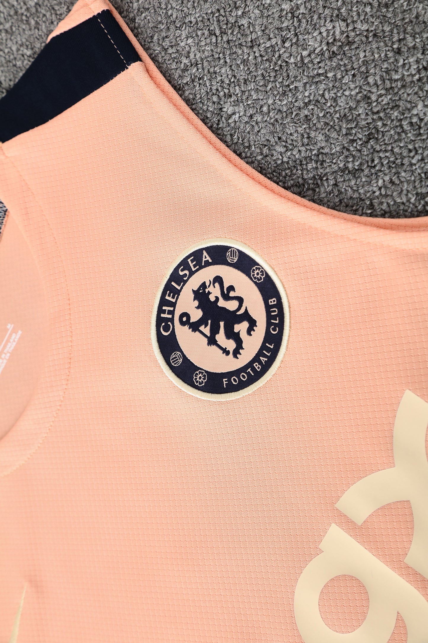 Kit Adulto Chelsea 25-26 – Regata Salmão com Detalhes Azul-Marinho + Shorts