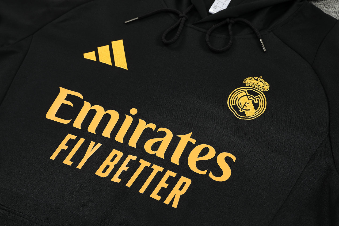 Kit Adulto Real Madrid 24-25 – Moletom de Capuz Preto com Detalhes Dourados + Calça Comprida