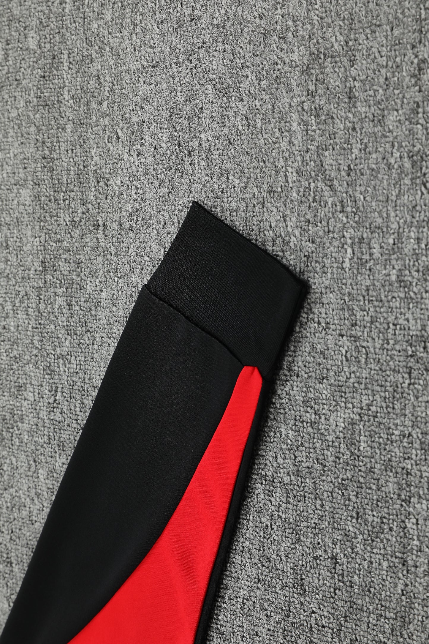 Kit Adulto Arsenal 24-25 – Moletom de Capuz Preto com Detalhes em Verde e Vermelho + Calça