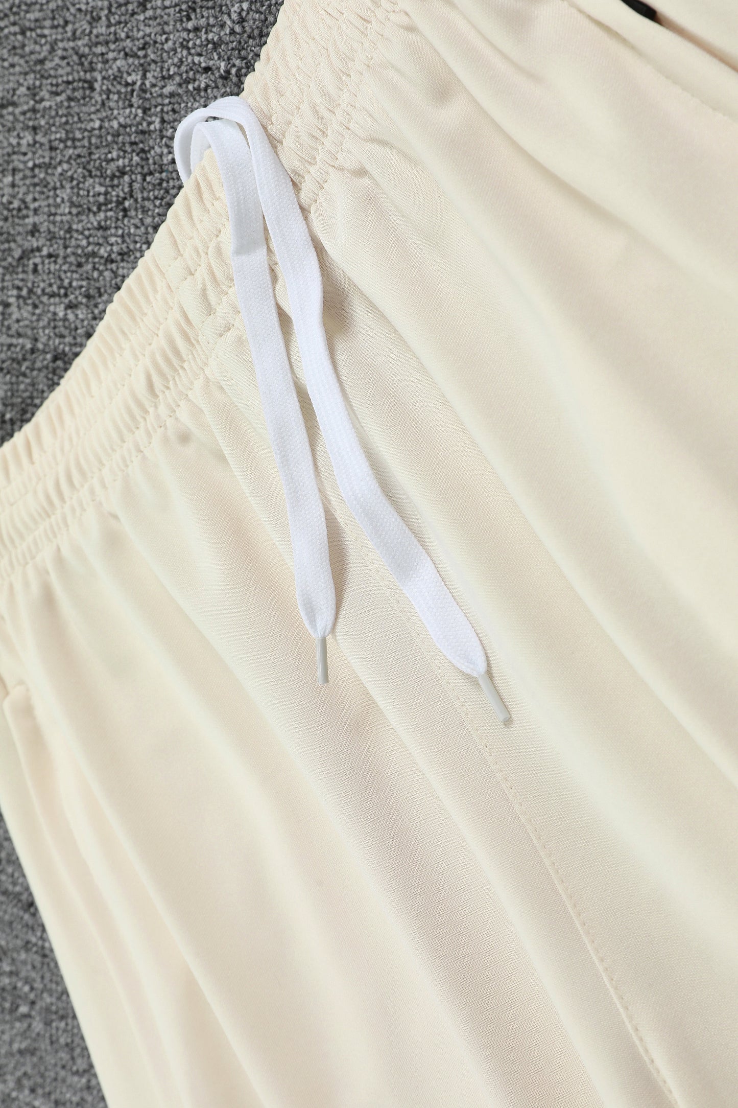 Kit Adulto Bayern de Munique 25-26 – Moletom de Capuz Bege com Detalhes em Vermelho + Calça