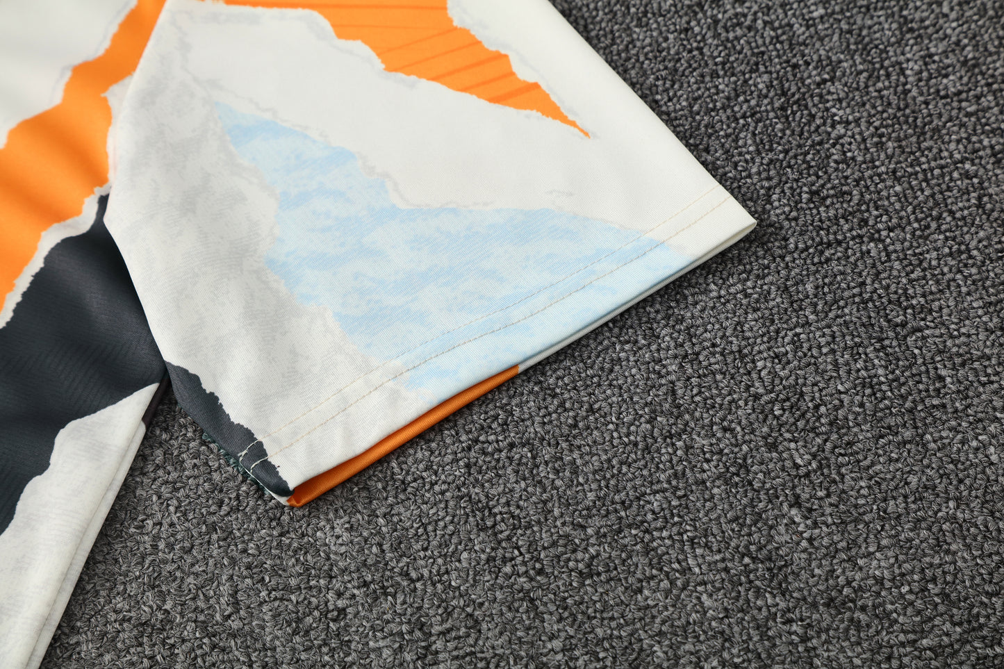 Kit Adulto Real Madrid 25-26 - Branco com Detalhes em Laranja e Cinza