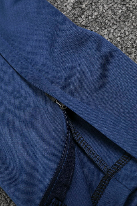 Kit Adulto Santos 25-26 – Blusa de Gola Alta e Calça Azul Escuro com Detalhes Dourados