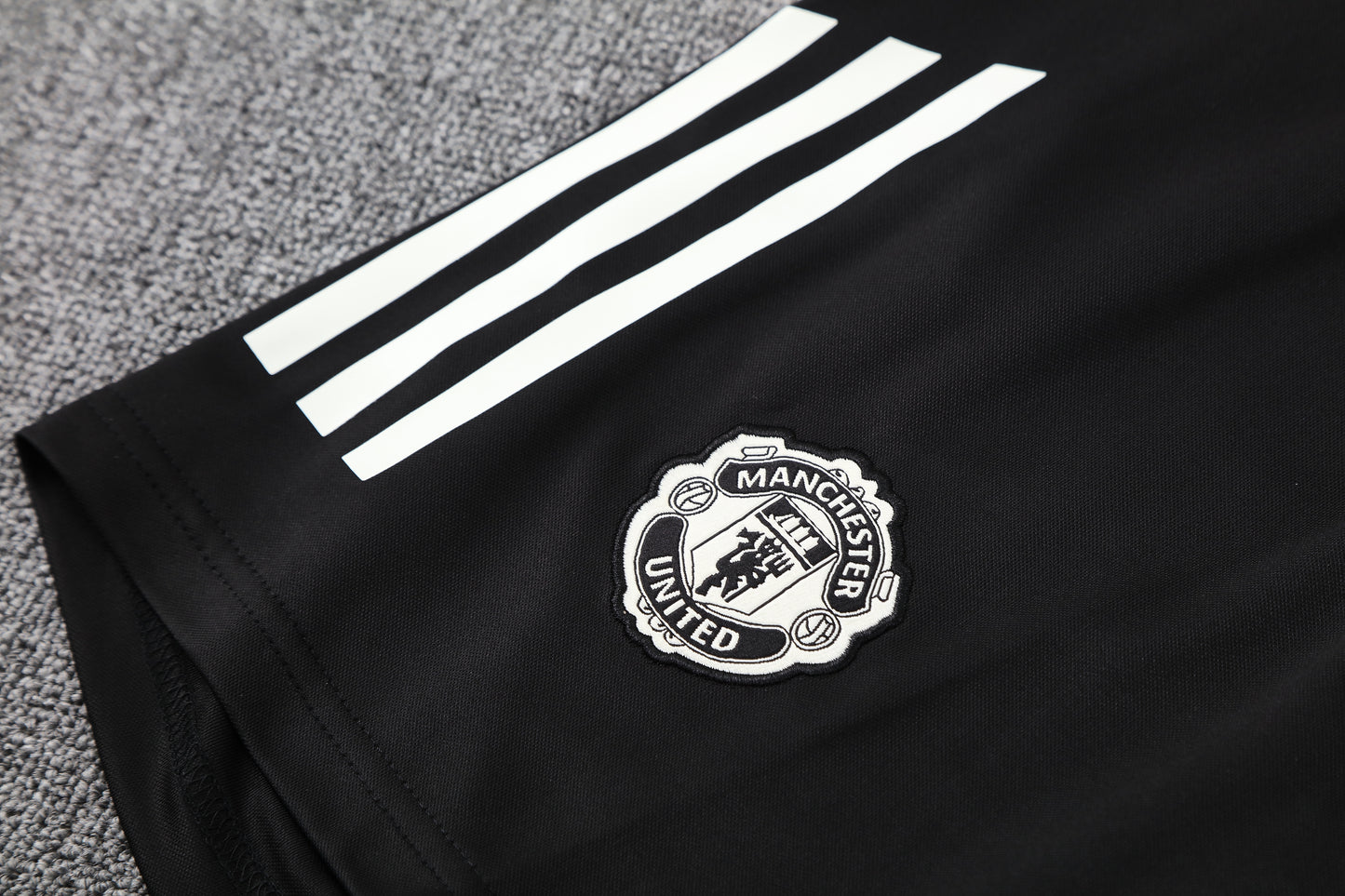 Kit Adulto Manchester United 25-26 – Regata Branca e Shorts Pretos com Detalhes em Vermelho