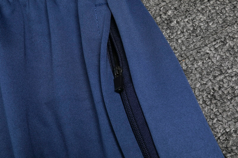 Kit Adulto Santos 25-26 – Blusa de Gola Alta e Calça Azul Escuro com Detalhes Dourados