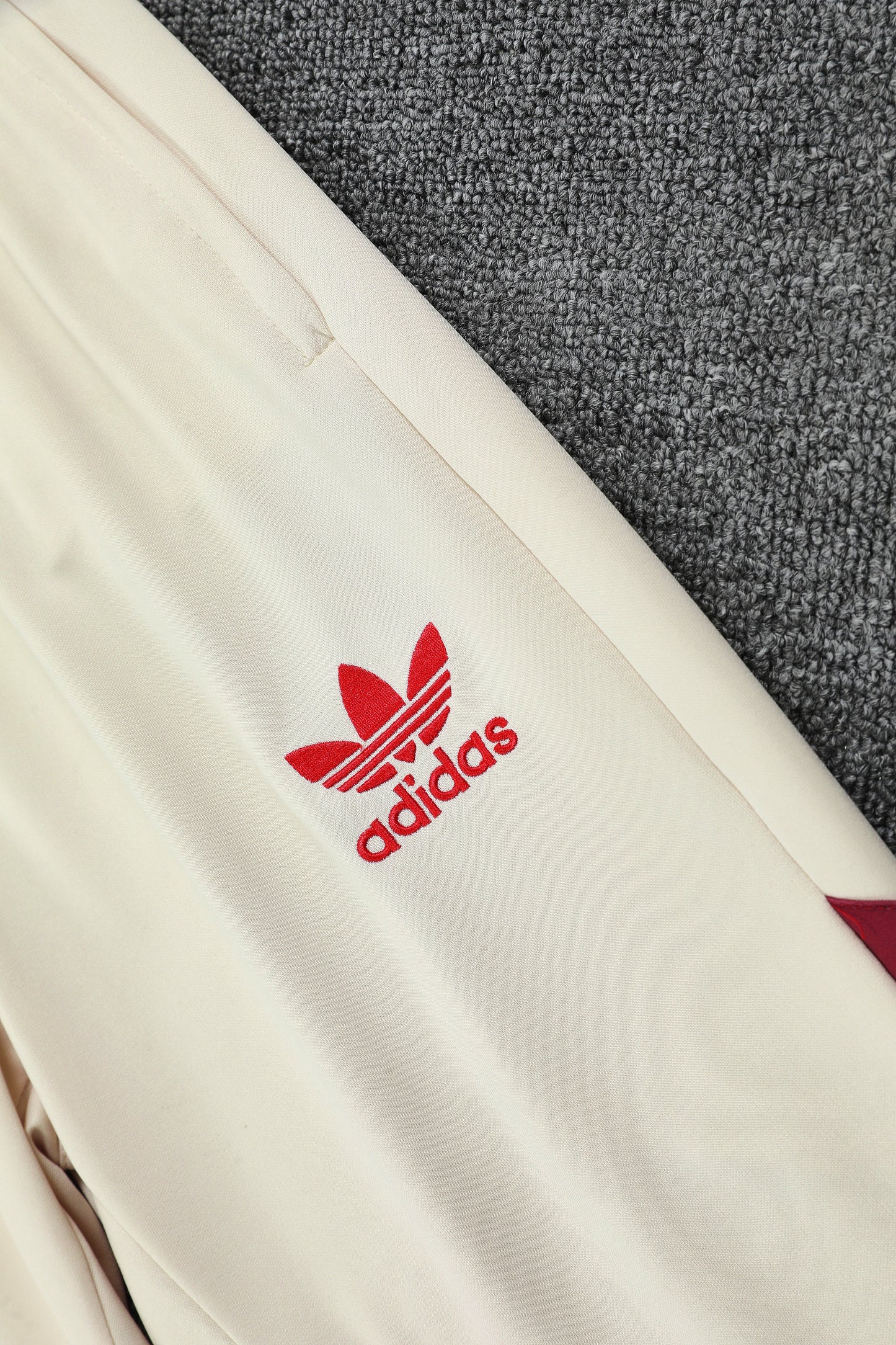 Kit Adulto Bayern de Munique 25-26 – Moletom de Capuz Bege com Detalhes em Vermelho + Calça