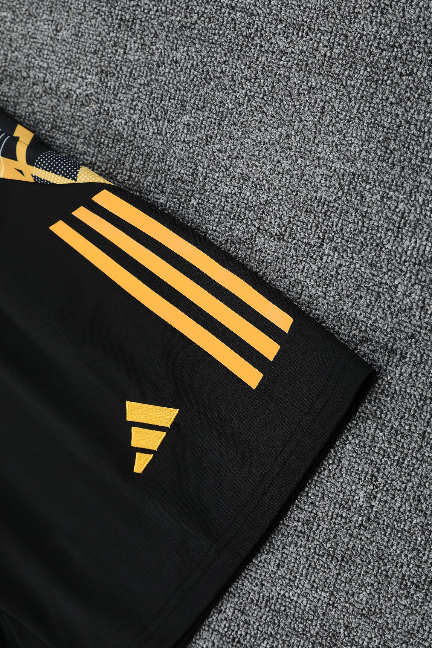Kit Adulto Real Madrid 25-26 – Regata e Shorts Pretos com Detalhes Dourados