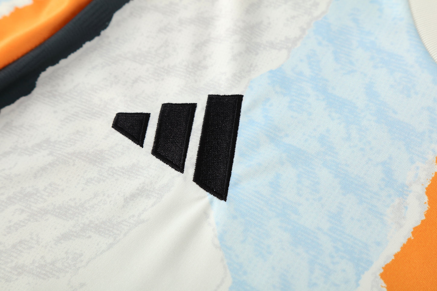 Kit Adulto Real Madrid 25-26 - Branco com Detalhes em Laranja e Cinza