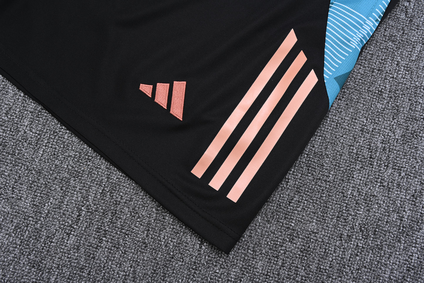 Kit Adulto Bayern de Munique 25-26 - Bege com Detalhes em Azul e Vermelho