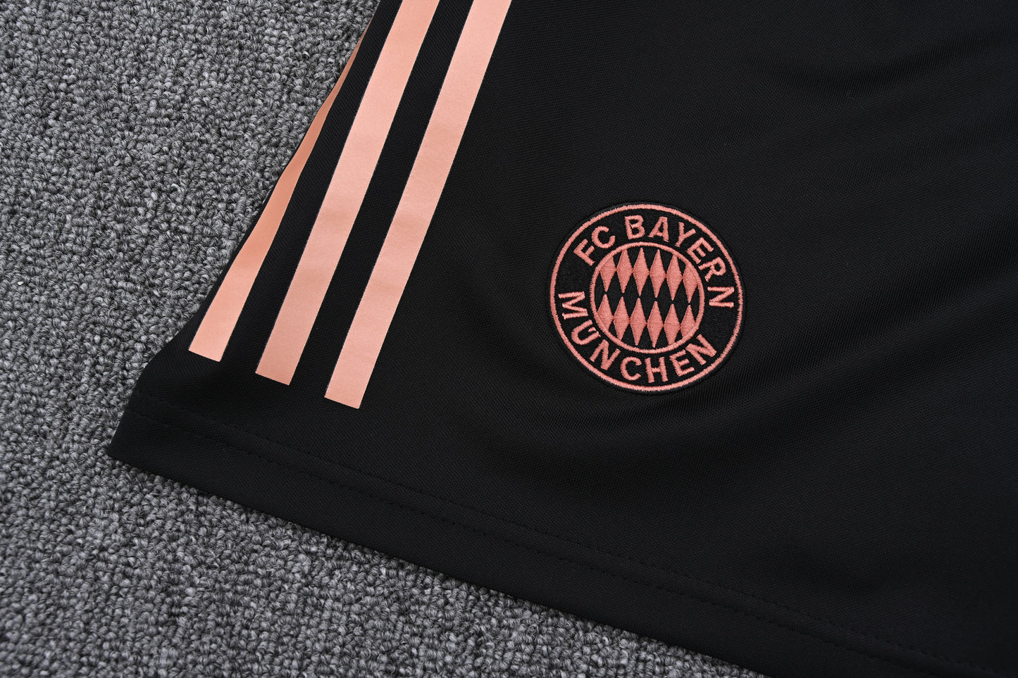 Kit Adulto Bayern de Munique 25-26 - Bege com Detalhes em Azul e Vermelho