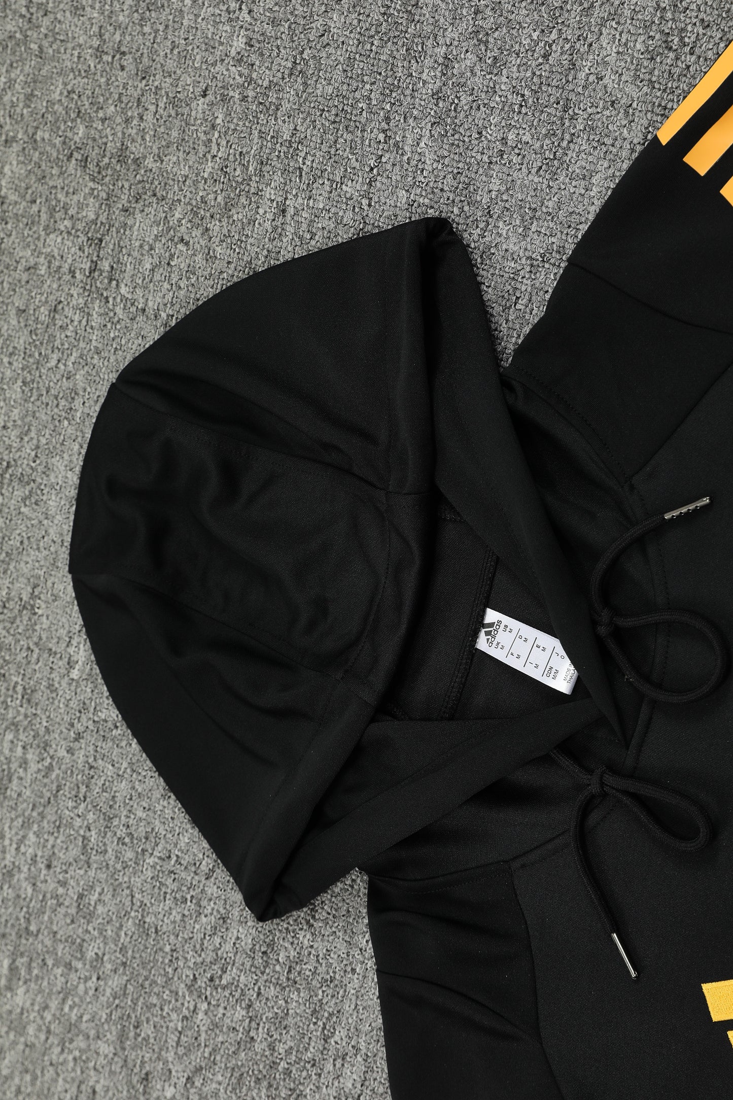 Kit Adulto Real Madrid 24-25 – Moletom de Capuz Preto com Detalhes Dourados + Calça Comprida