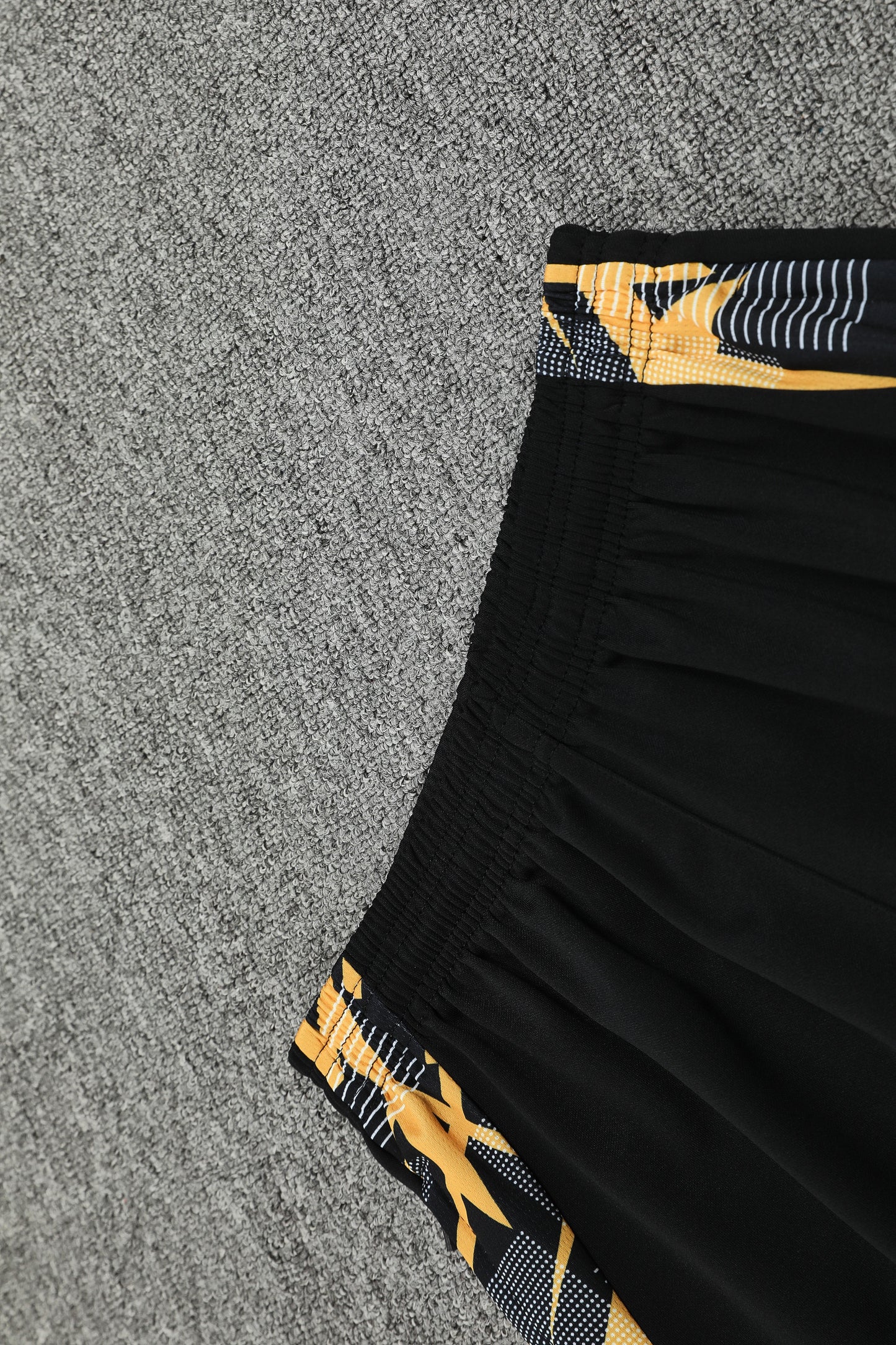 Kit Adulto Real Madrid 24-25 – Moletom de Capuz Preto com Detalhes Dourados + Calça Comprida
