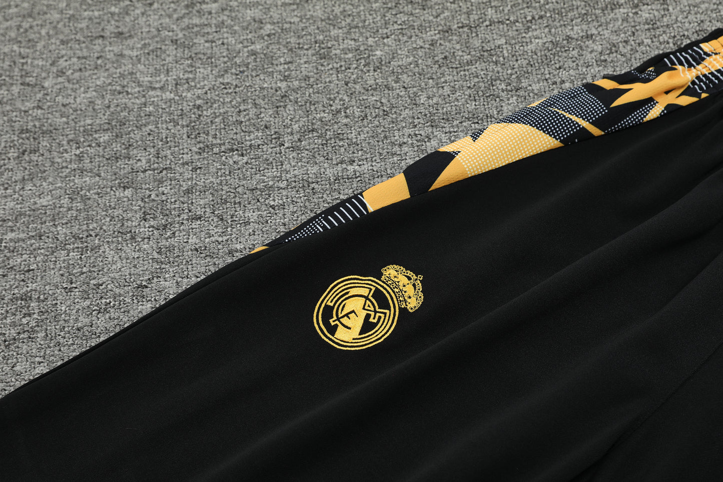 Kit Adulto Real Madrid 24-25 – Moletom de Capuz Preto com Detalhes Dourados + Calça Comprida