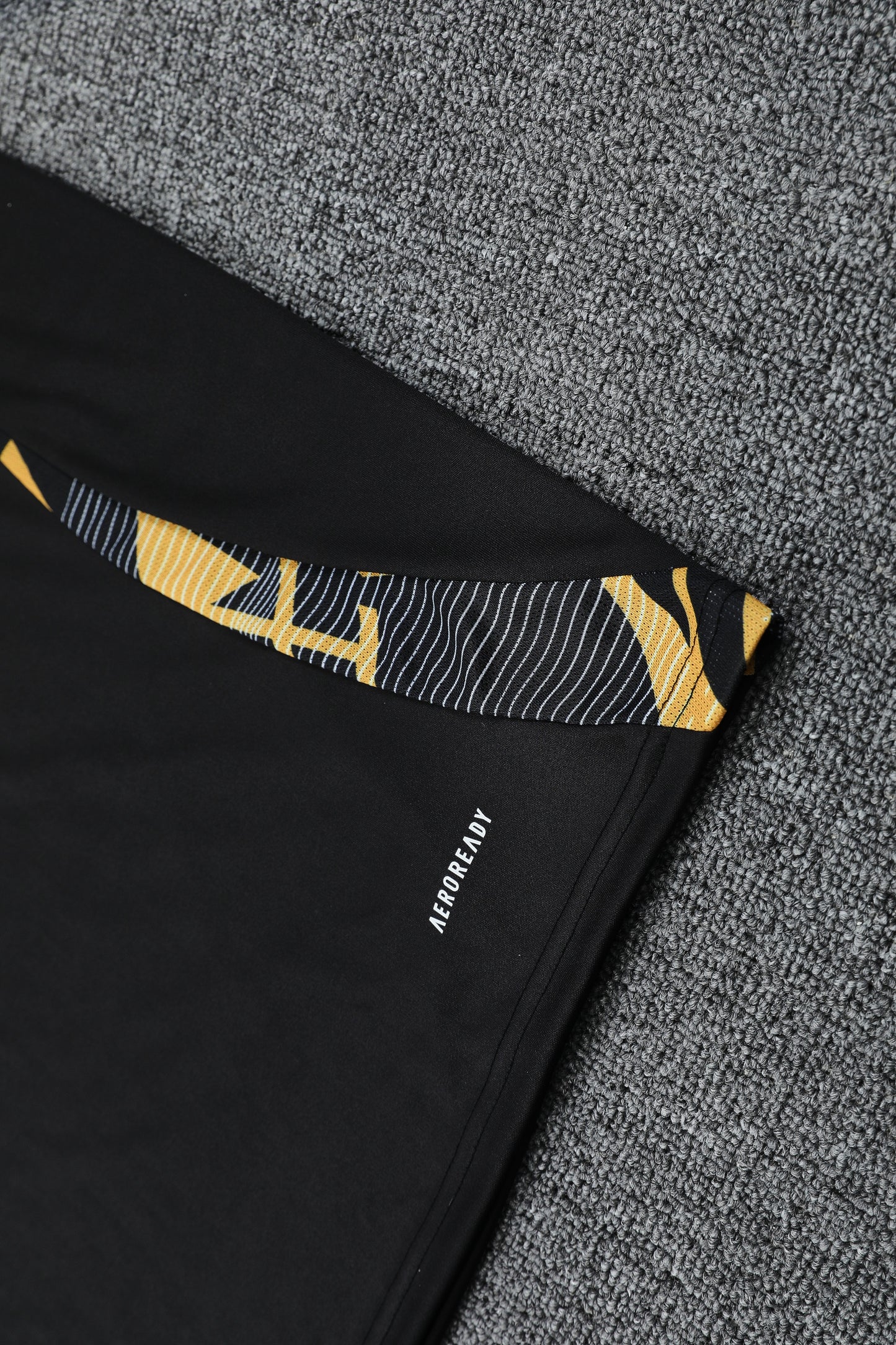 Kit Adulto Real Madrid 25-26 - Preto com Detalhes em Dourado