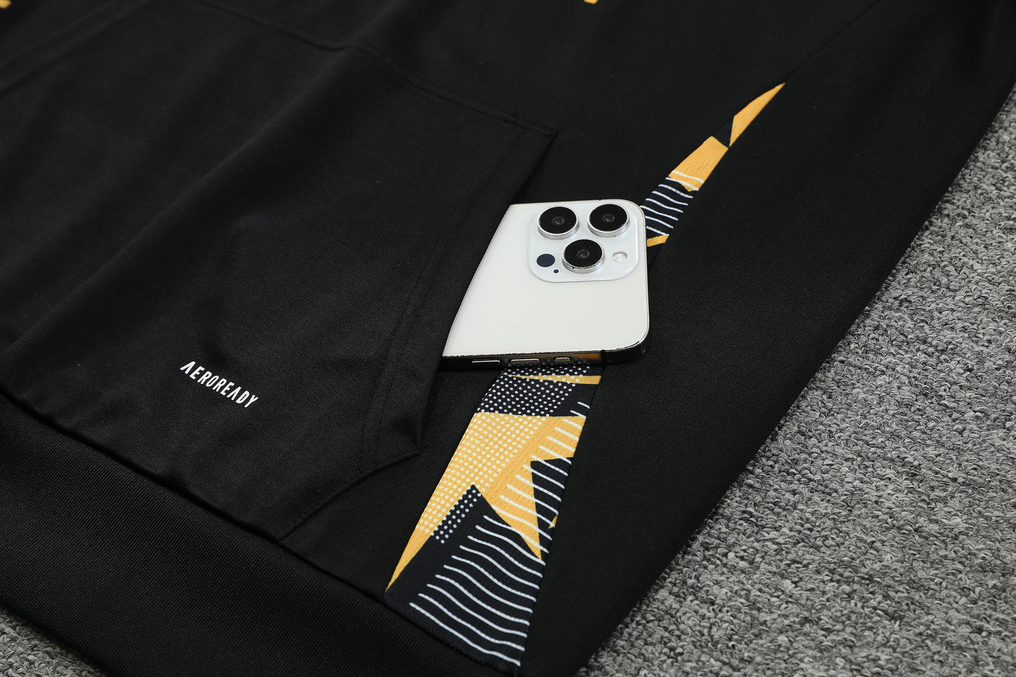 Kit Adulto Real Madrid 24-25 – Moletom de Capuz Preto com Detalhes Dourados + Calça Comprida
