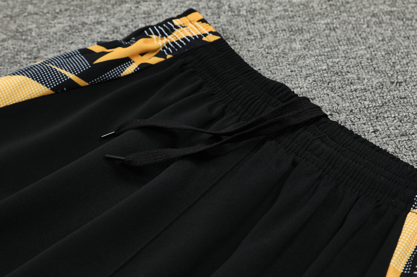 Kit Adulto Real Madrid 24-25 – Moletom de Capuz Preto com Detalhes Dourados + Calça Comprida
