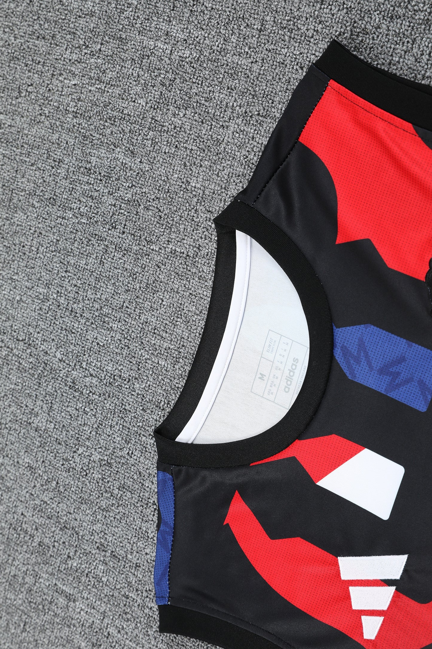 Kit Adulto Manchester United 25-26 – Regata e Shorts Pretos com Detalhes em Vermelho e Azul