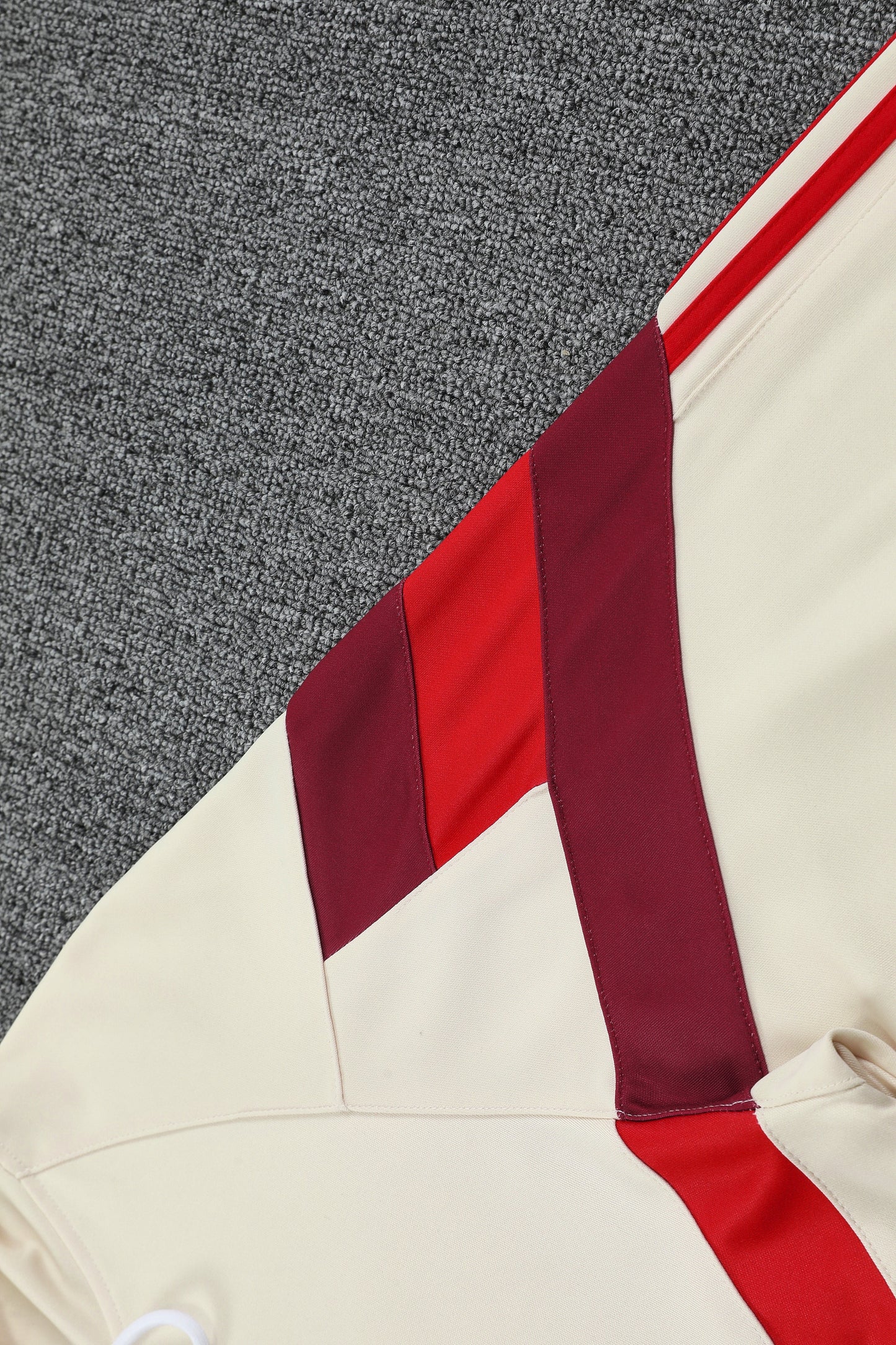 Kit Adulto Bayern de Munique 25-26 – Moletom de Capuz Bege com Detalhes em Vermelho + Calça