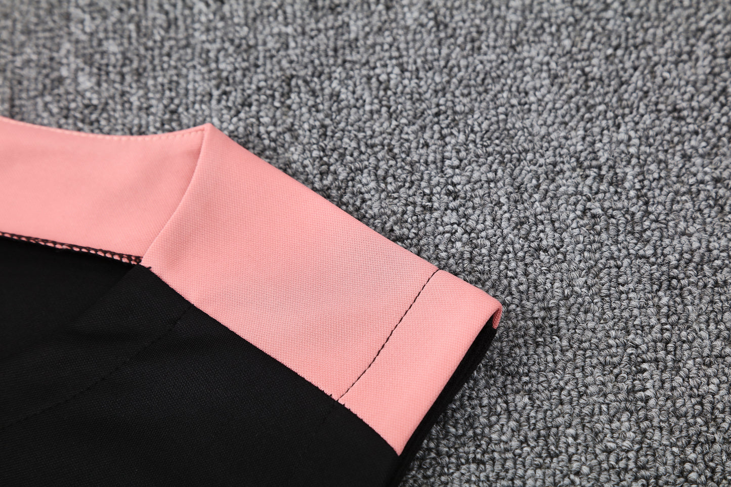 Kit Adulto PSG 25-26 – Regata Preta e Shorts Brancos com Detalhes em Rosa