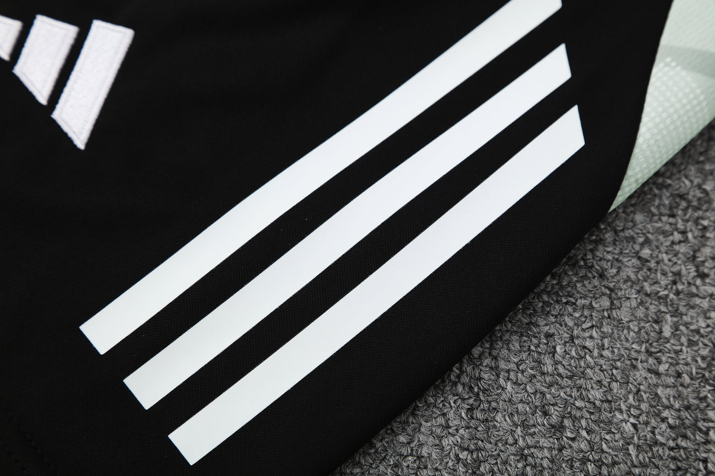 Kit Adulto Real Madrid 25-26 - Branco com Shorts Preto