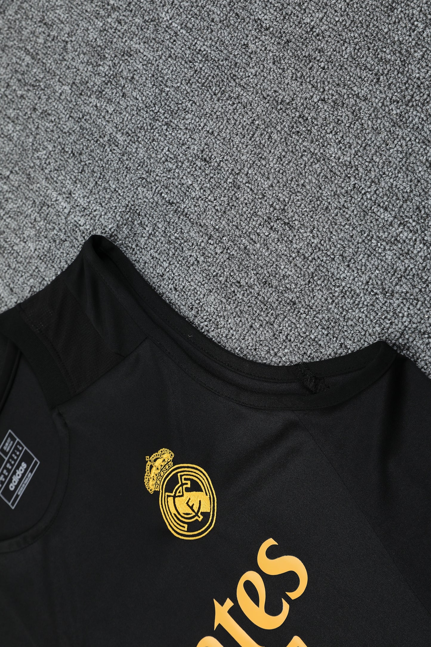 Kit Adulto Real Madrid 25-26 – Regata e Shorts Pretos com Detalhes Dourados