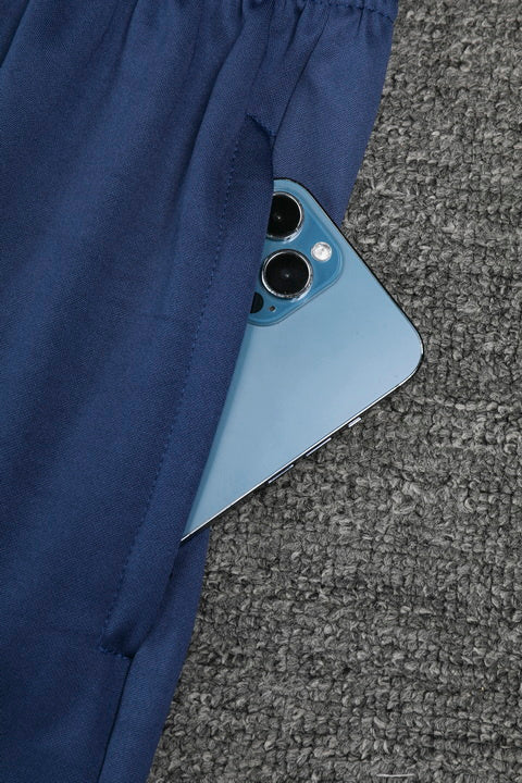 Kit Adulto Santos 25-26 – Blusa de Gola Alta e Calça Azul Escuro com Detalhes Dourados