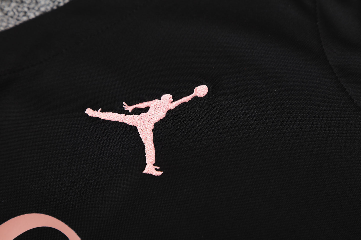 Kit Adulto PSG 25-26 – Regata Preta e Shorts Brancos com Detalhes em Rosa