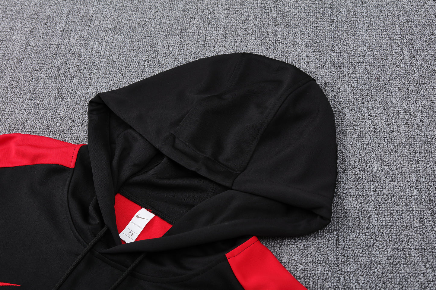 Kit Adulto Seleção de Portugal 24-25 – Moletom de Capuz Preto com Detalhes Vermelhos + Calça