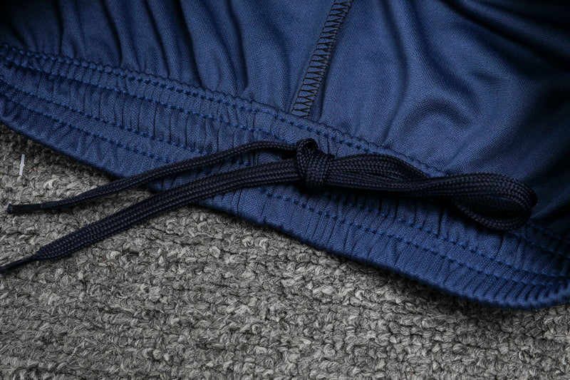 Kit Adulto Santos 25-26 – Blusa de Gola Alta e Calça Azul Escuro com Detalhes Dourados