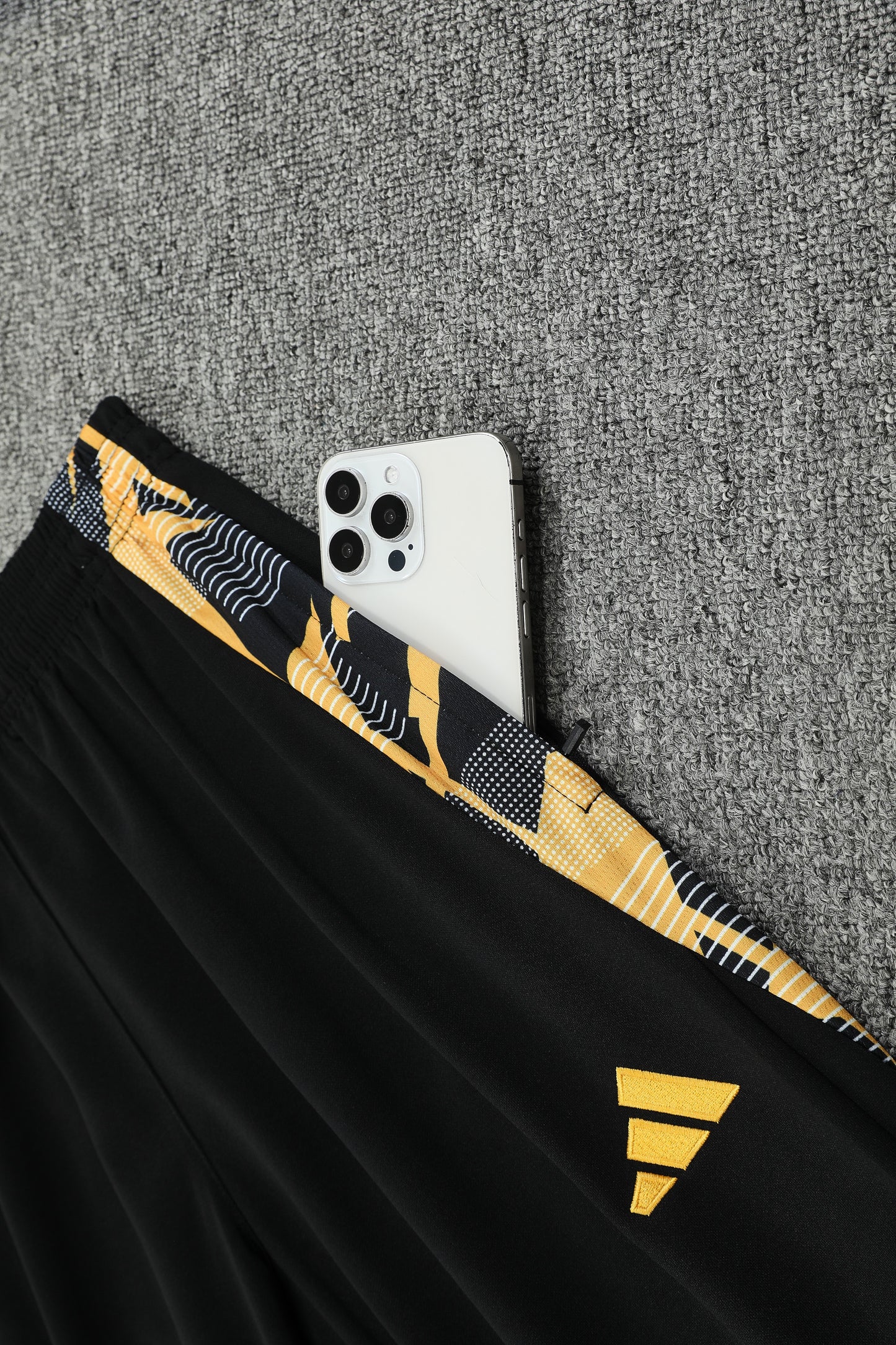 Kit Adulto Real Madrid 24-25 – Moletom de Capuz Preto com Detalhes Dourados + Calça Comprida