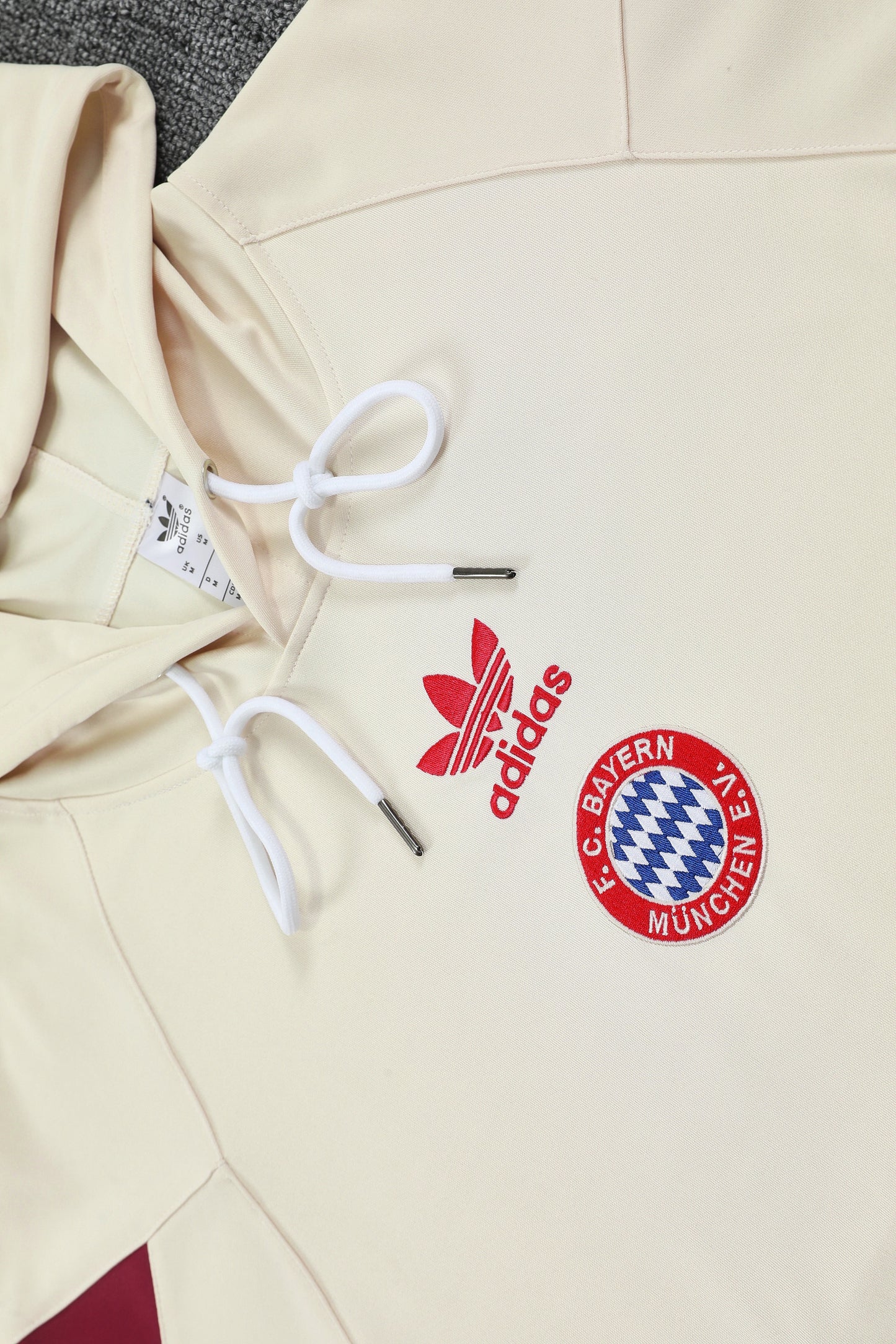 Kit Adulto Bayern de Munique 25-26 – Moletom de Capuz Bege com Detalhes em Vermelho + Calça