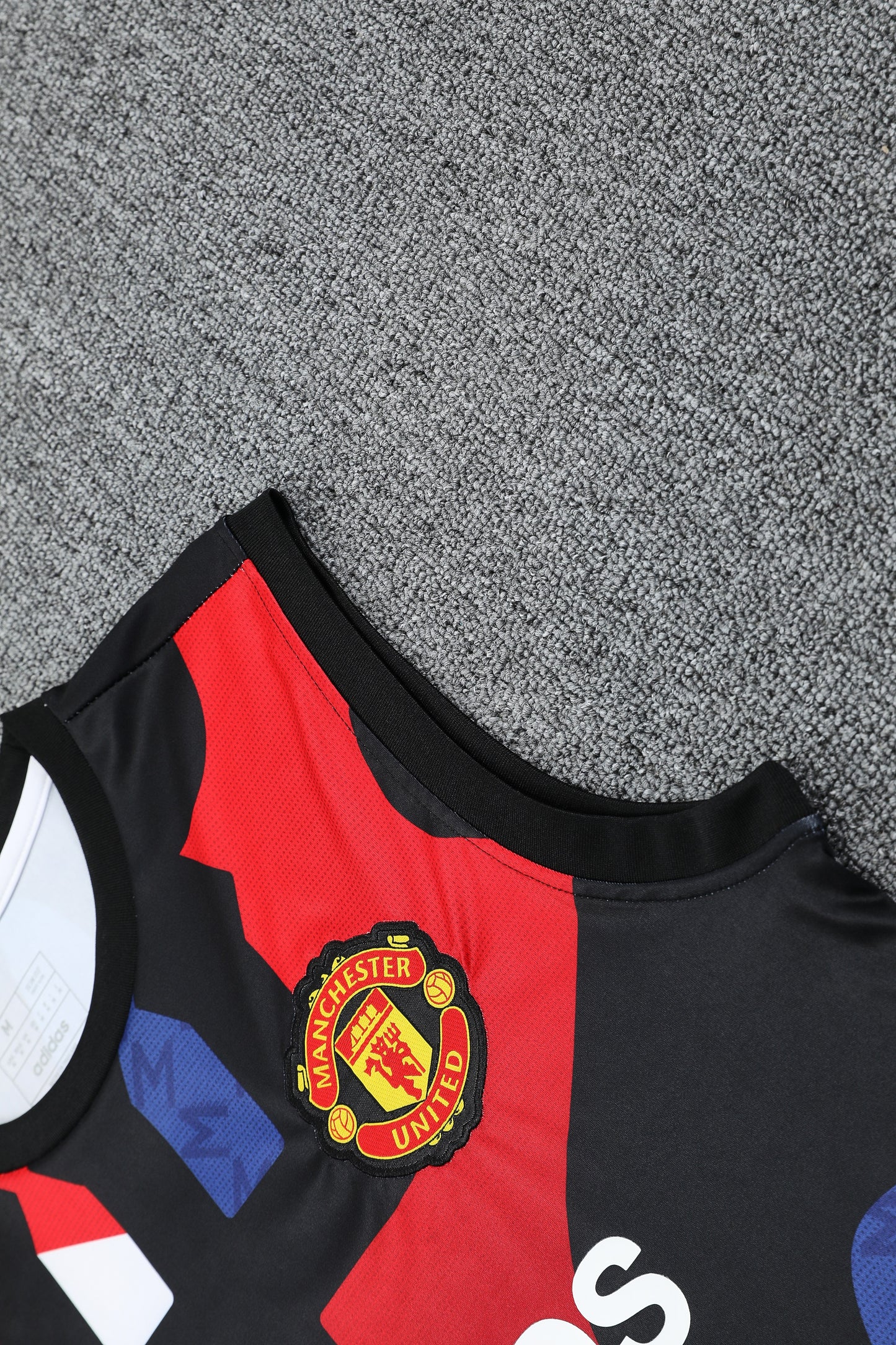 Kit Adulto Manchester United 25-26 – Regata e Shorts Pretos com Detalhes em Vermelho e Azul