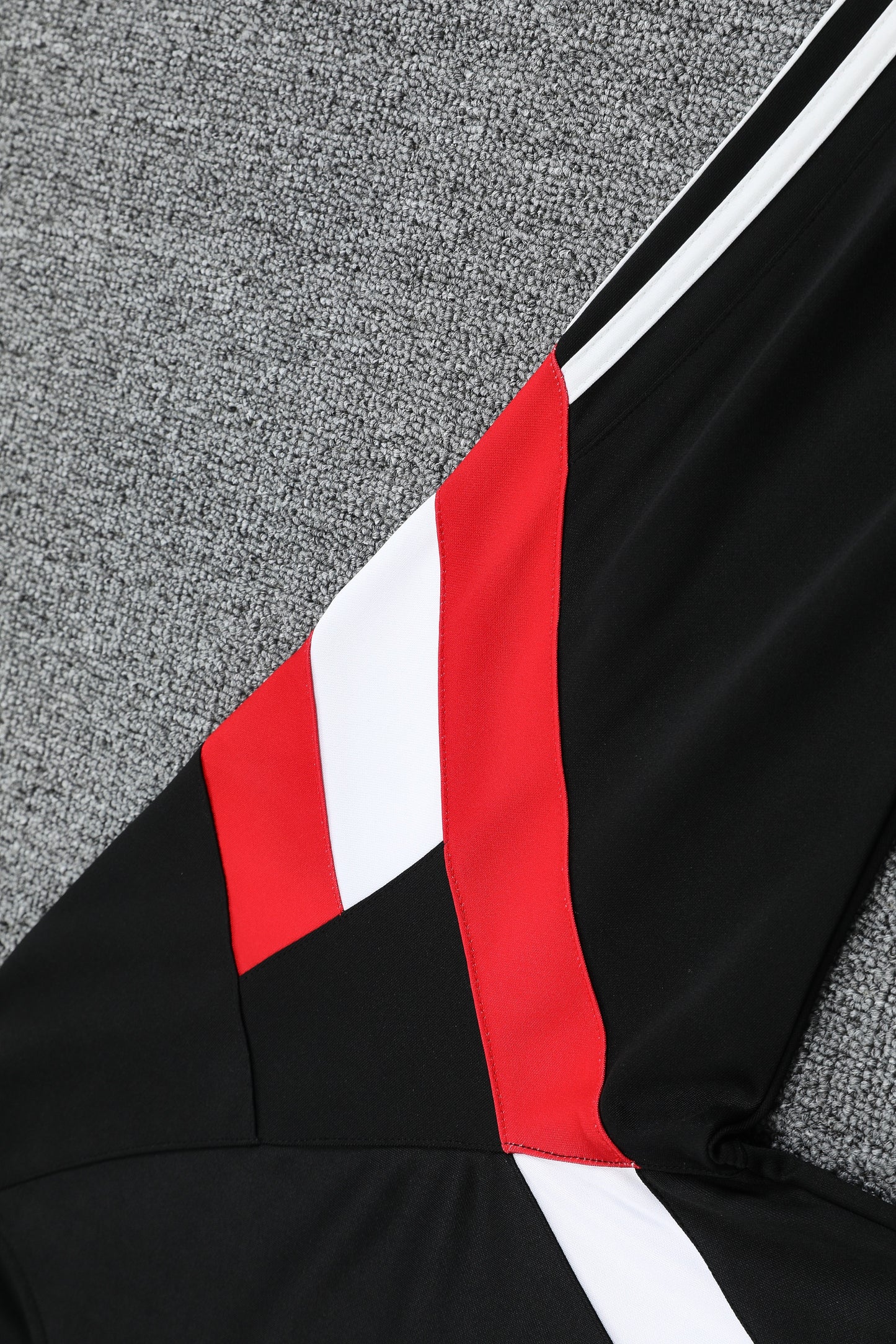 Kit Adulto Manchester United 25-26 – Moletom de Capuz Preto com Detalhes em Vermelho e Branco + Calça