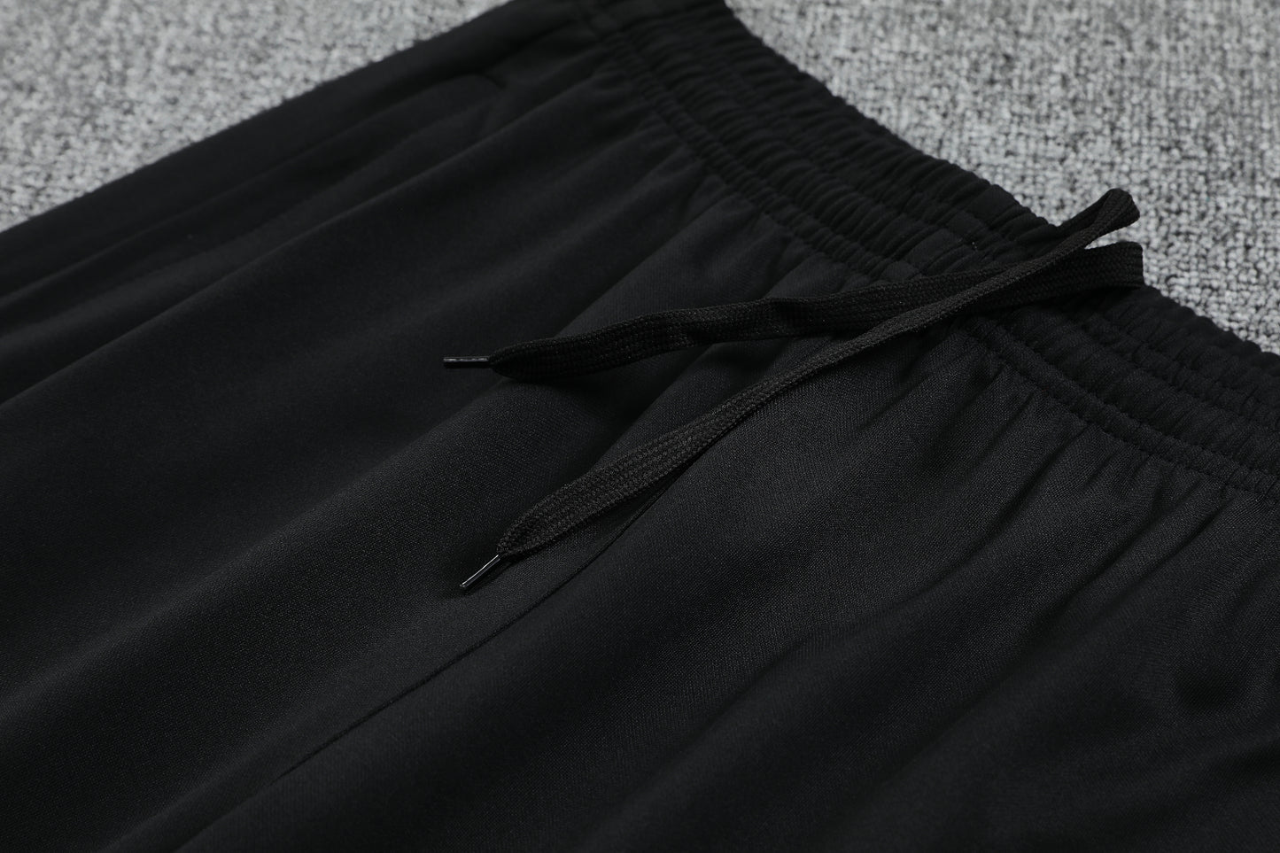 Kit Adulto Manchester United 25-26 – Moletom de Capuz Preto com Detalhes em Vermelho e Branco + Calça