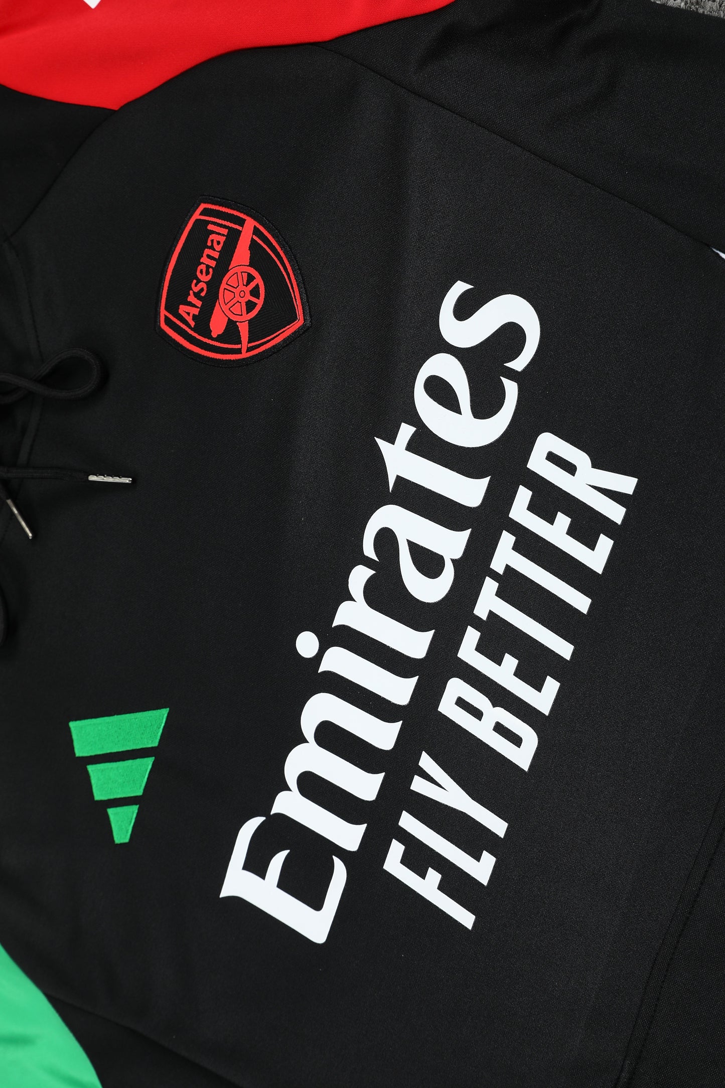 Kit Adulto Arsenal 24-25 – Moletom de Capuz Preto com Detalhes em Verde e Vermelho + Calça