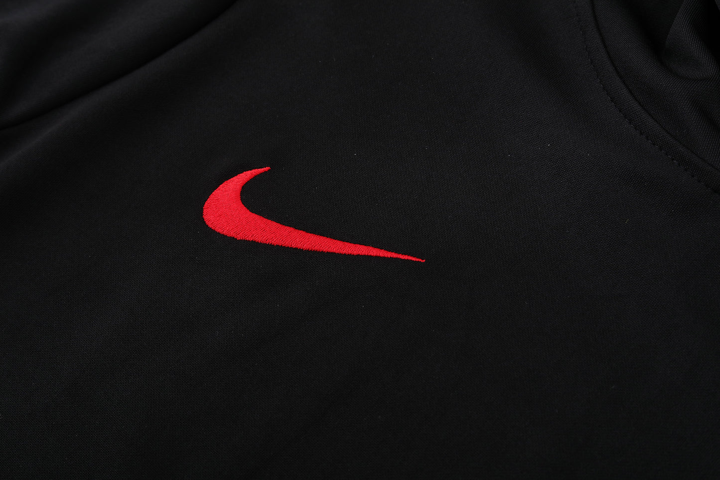 Kit Adulto Seleção de Portugal 24-25 – Moletom de Capuz Preto com Detalhes Vermelhos + Calça