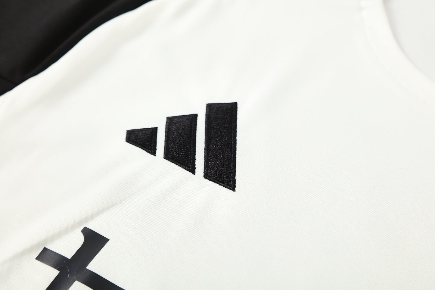 Kit Adulto Manchester United 25-26 - Branco com Detalhes em Preto e Vermelho