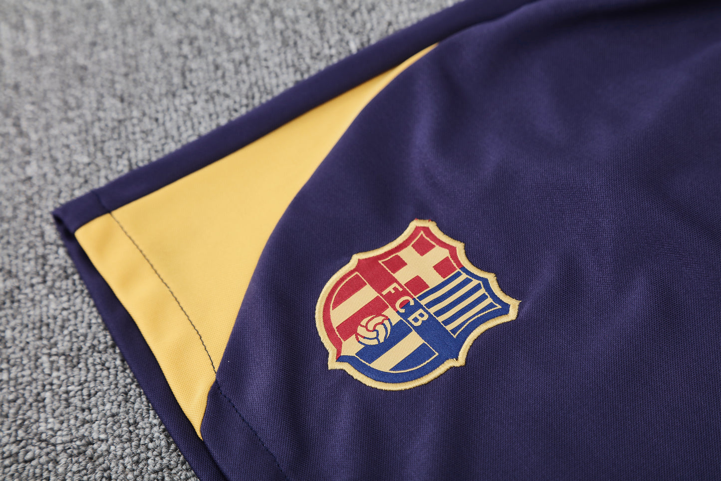 Kit Adulto Barcelona 25-26 – Regata e Shorts Azul-Marinho com Detalhes Dourados