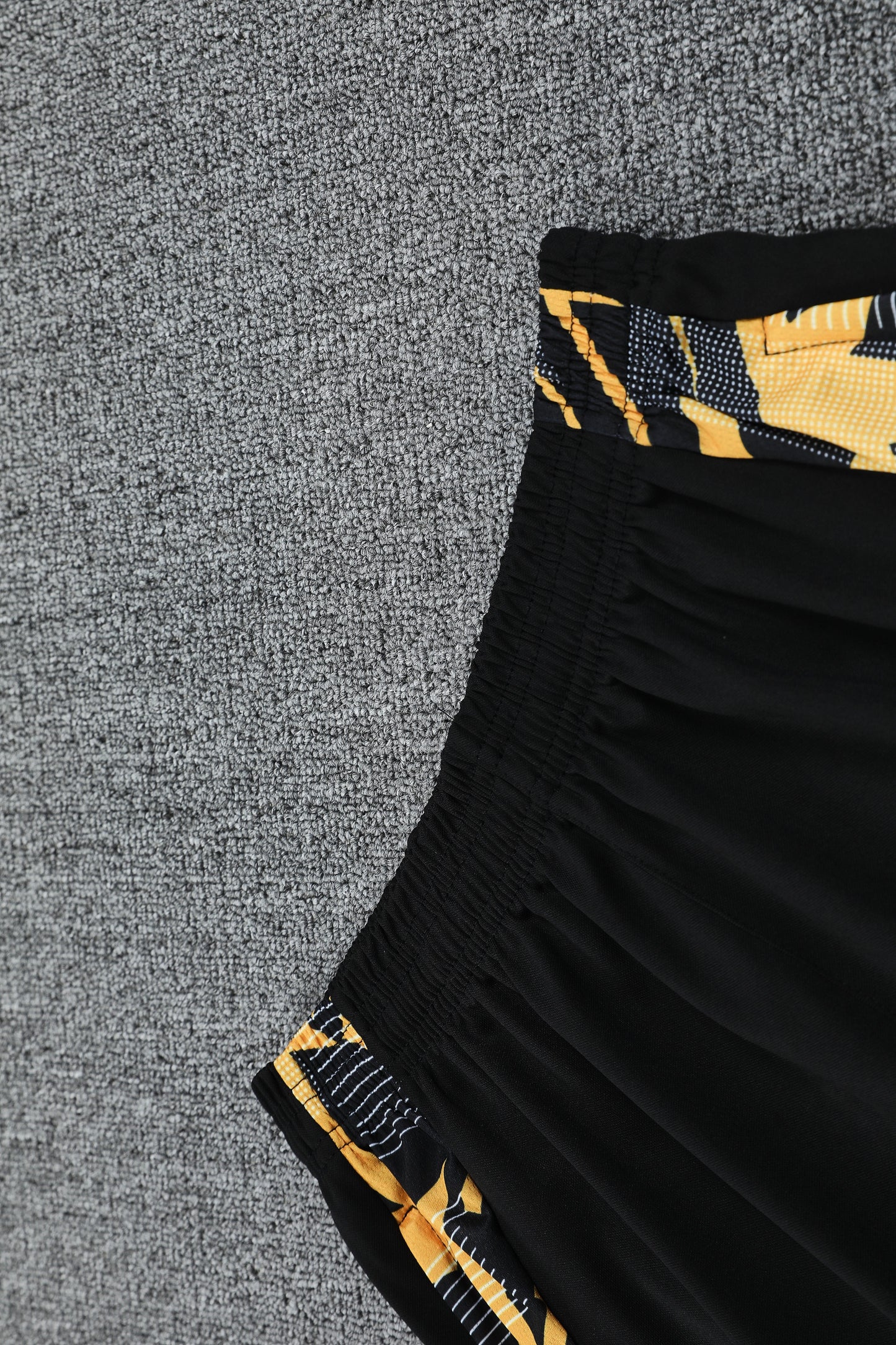 Kit Adulto Real Madrid 25-26 – Regata e Shorts Pretos com Detalhes Dourados