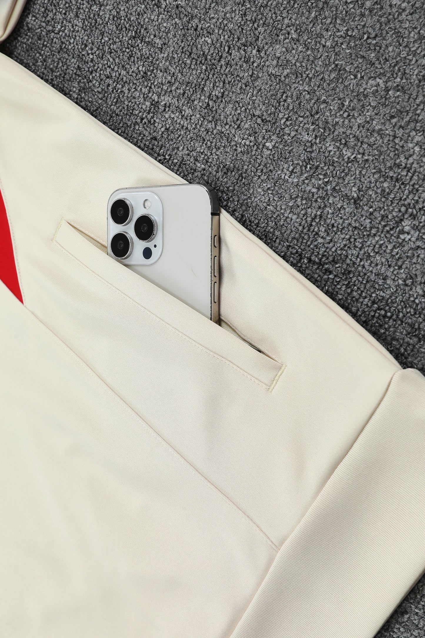 Kit Adulto Bayern de Munique 25-26 – Moletom de Capuz Bege com Detalhes em Vermelho + Calça