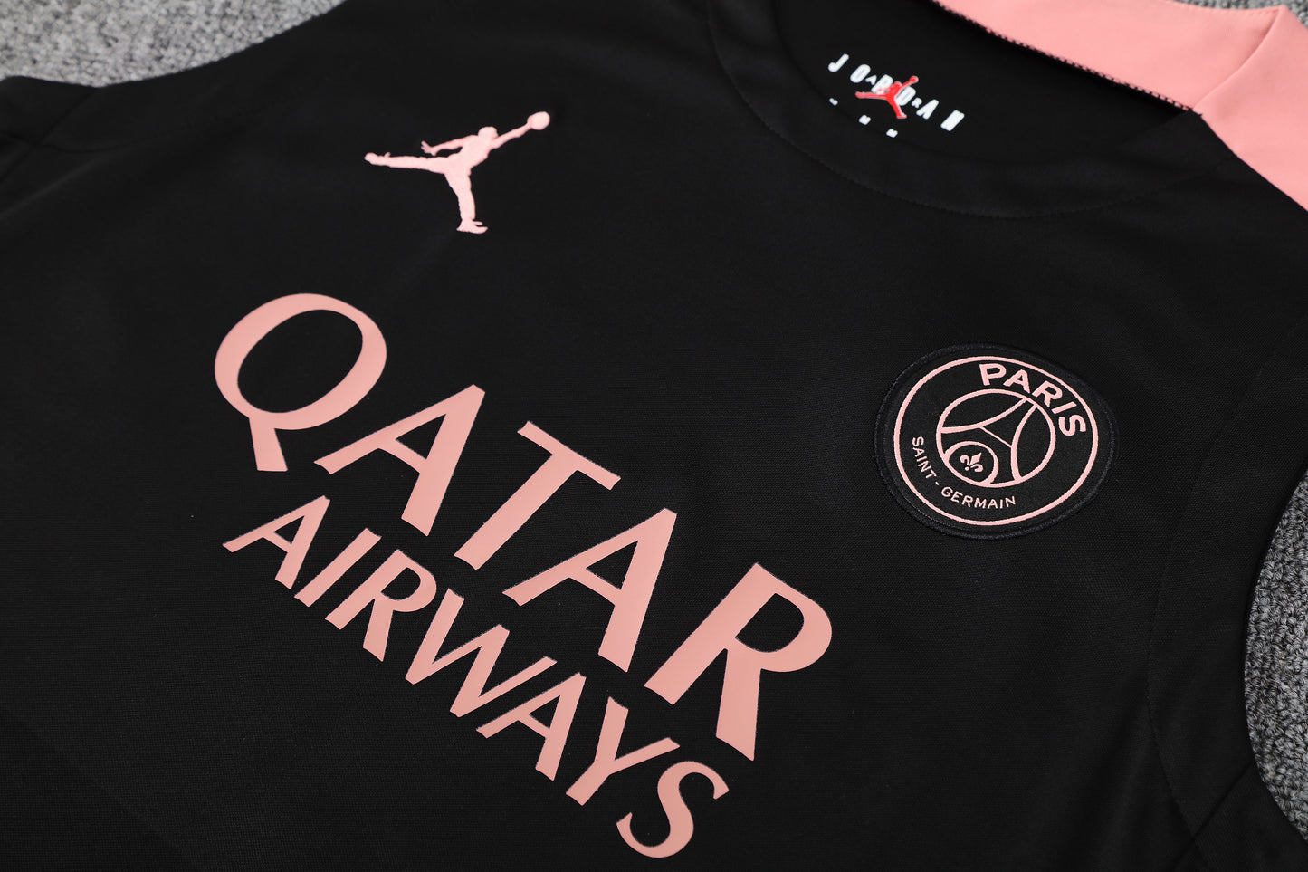Kit Adulto PSG 25-26 – Regata Preta e Shorts Brancos com Detalhes em Rosa