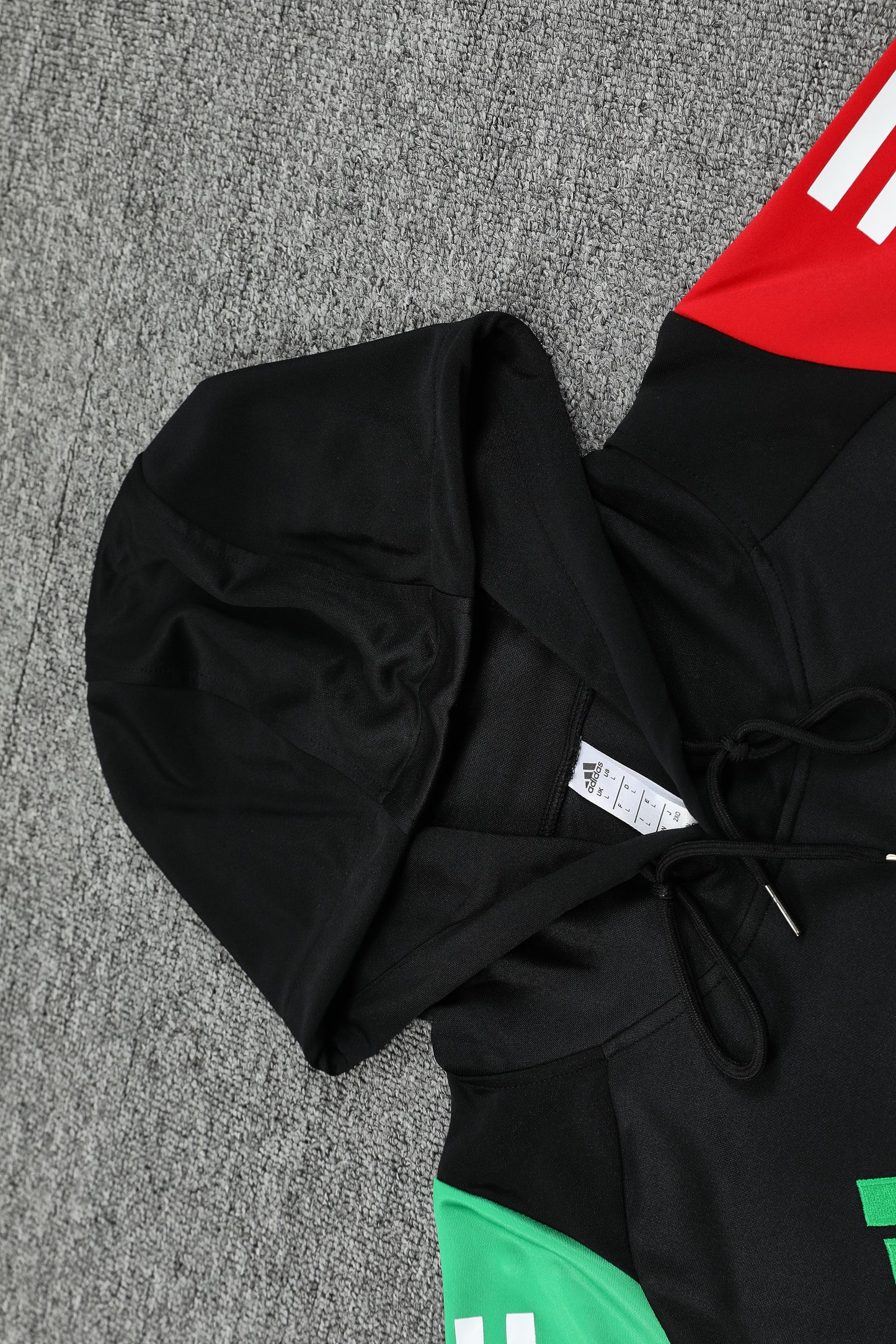 Kit Adulto Arsenal 24-25 – Moletom de Capuz Preto com Detalhes em Verde e Vermelho + Calça