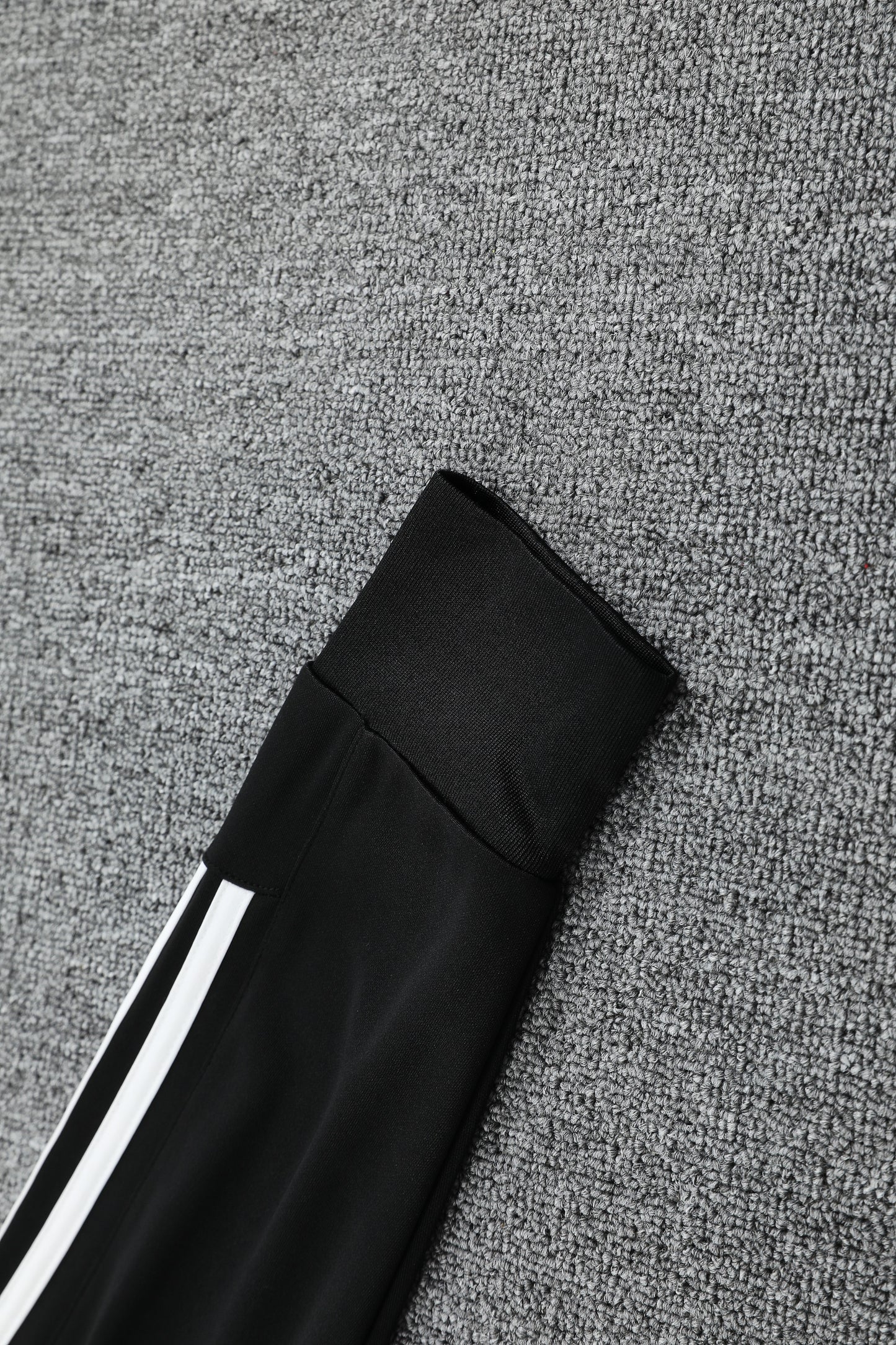 Kit Adulto Manchester United 25-26 – Moletom de Capuz Preto com Detalhes em Vermelho e Branco + Calça