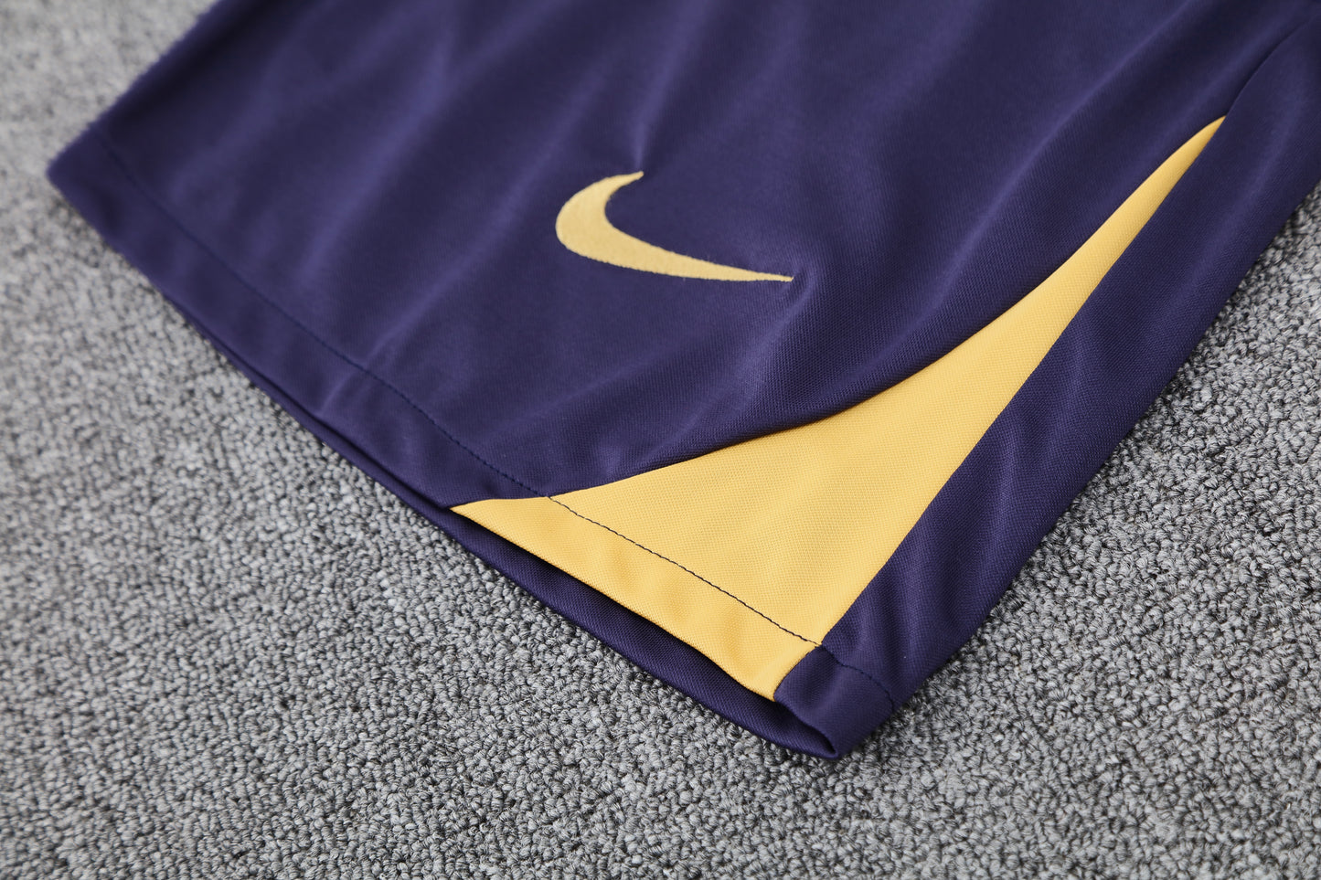Kit Adulto Barcelona 25-26 – Regata e Shorts Azul-Marinho com Detalhes Dourados