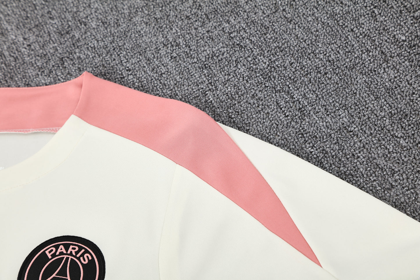 Kit Adulto PSG 25-26 - Branco com Detalhes em Rosa