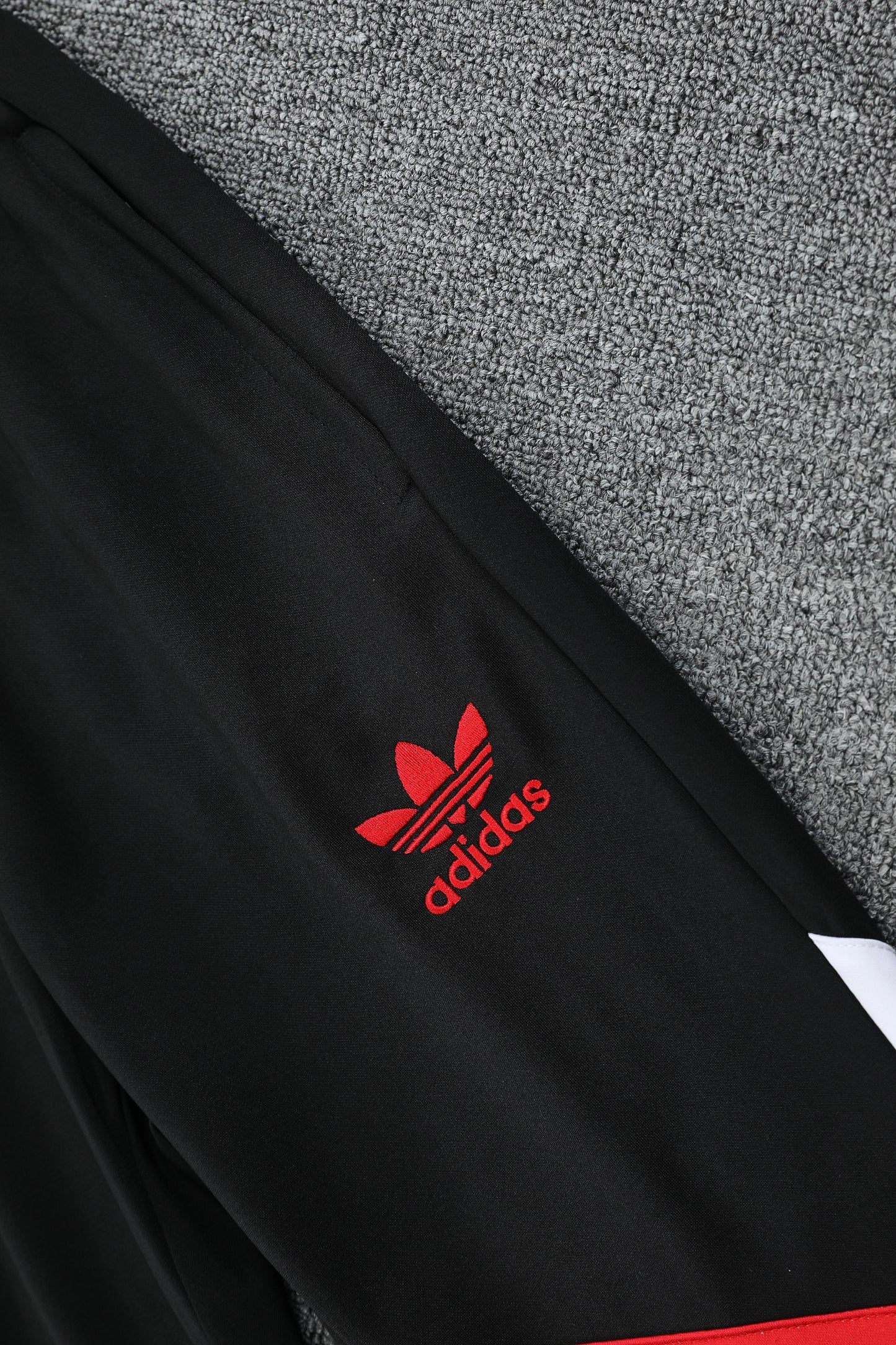 Kit Adulto Manchester United 25-26 – Moletom de Capuz Preto com Detalhes em Vermelho e Branco + Calça