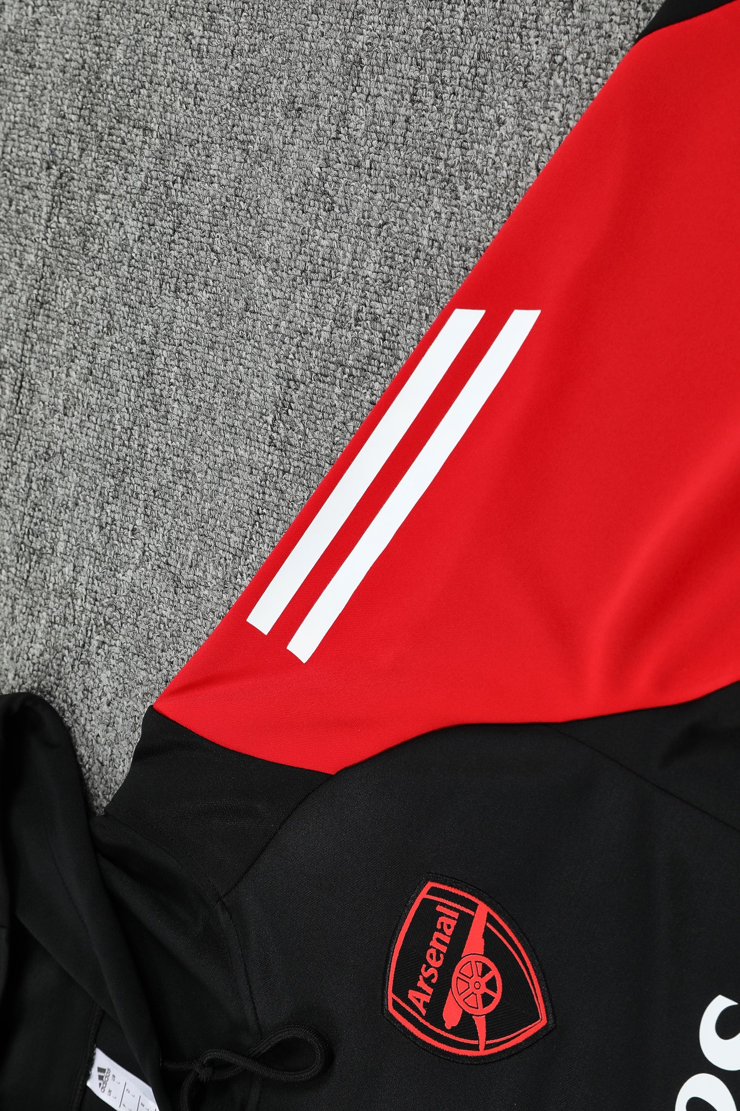 Kit Adulto Arsenal 24-25 – Moletom de Capuz Preto com Detalhes em Verde e Vermelho + Calça