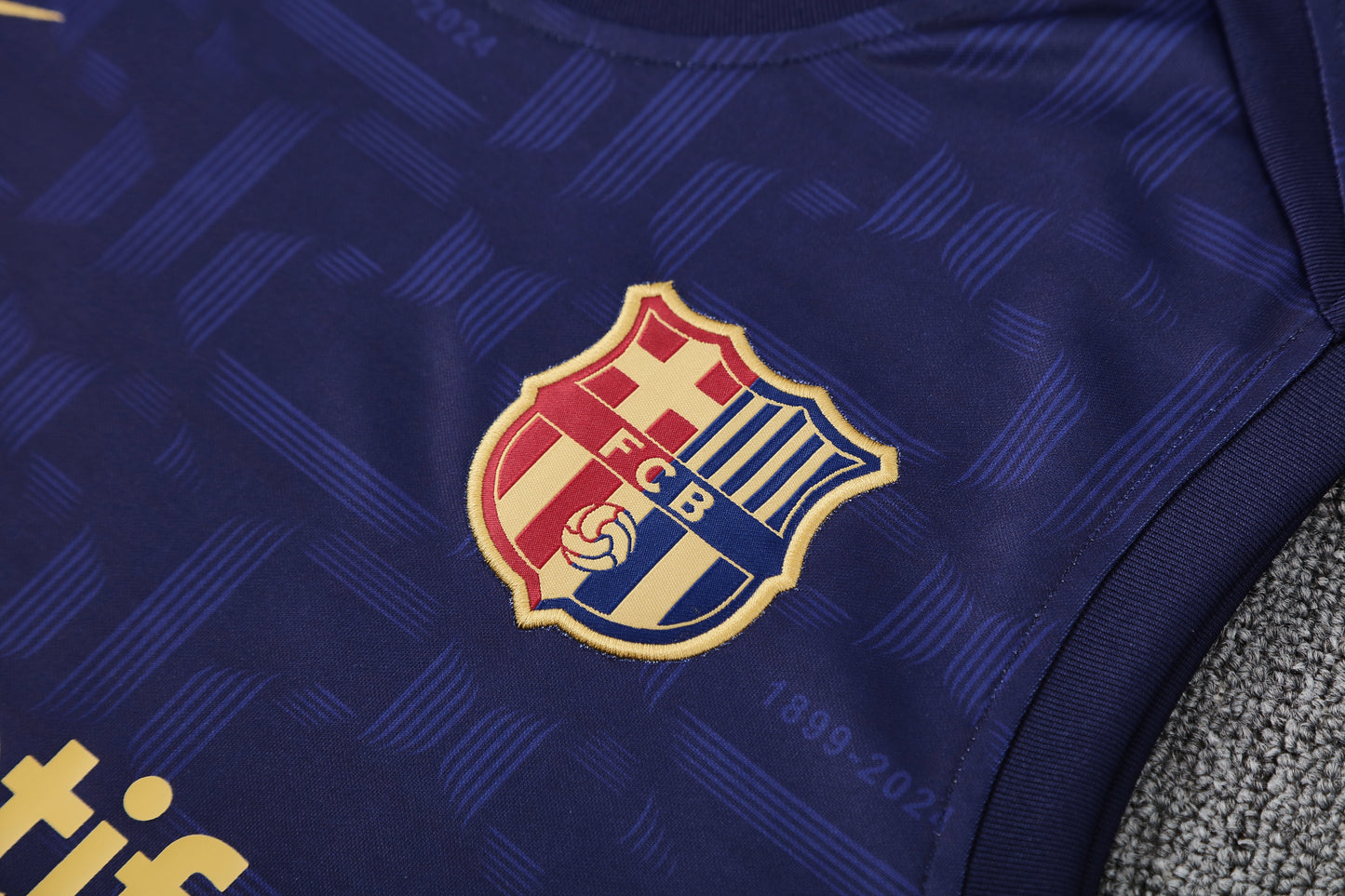 Kit Adulto Barcelona 25-26 – Regata e Shorts Azul-Marinho com Detalhes Dourados