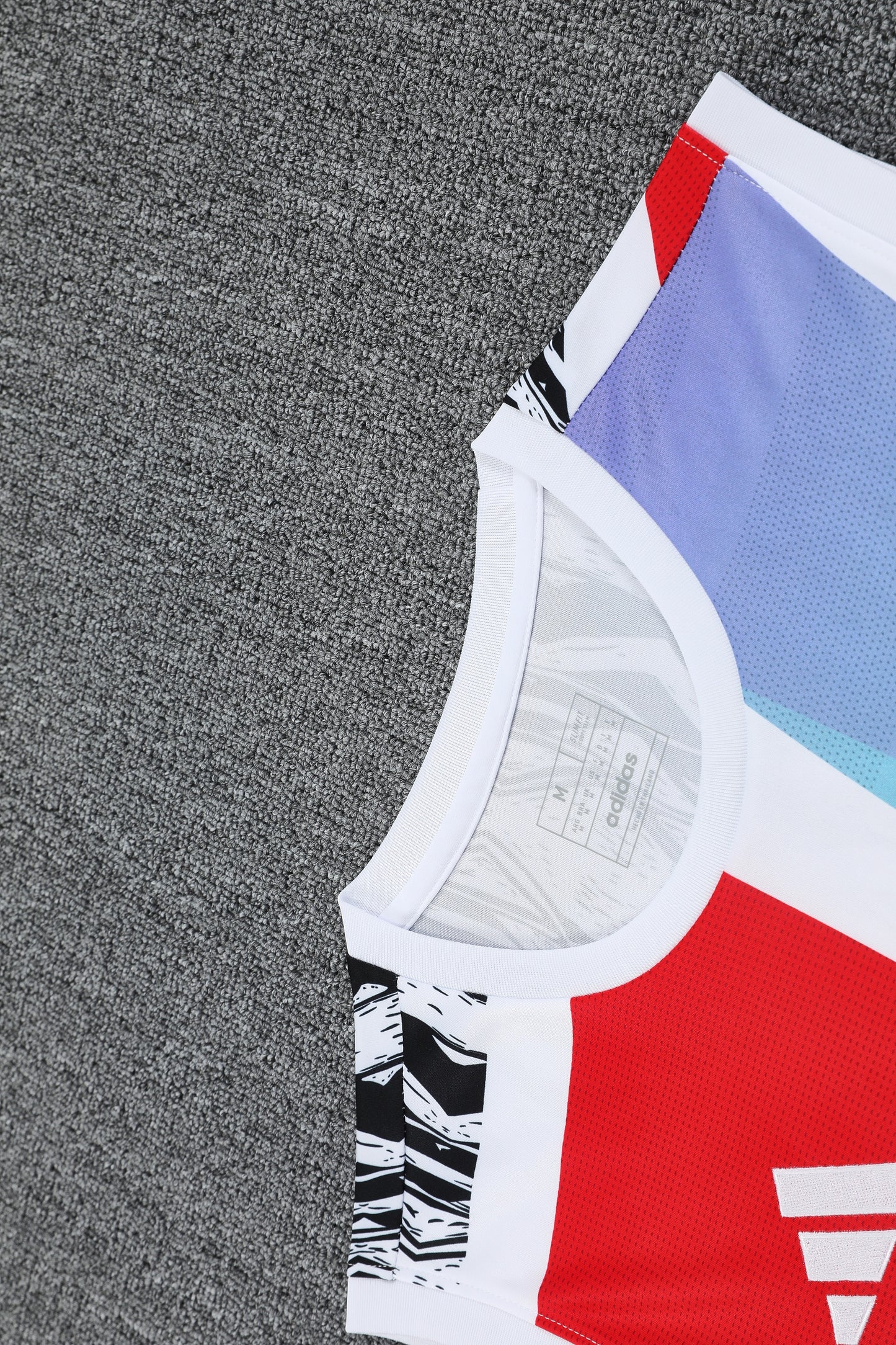 Kit Adulto Arsenal 25-26 – Regata Branca com Detalhes em Vermelho e Azul e Shorts Pretos
