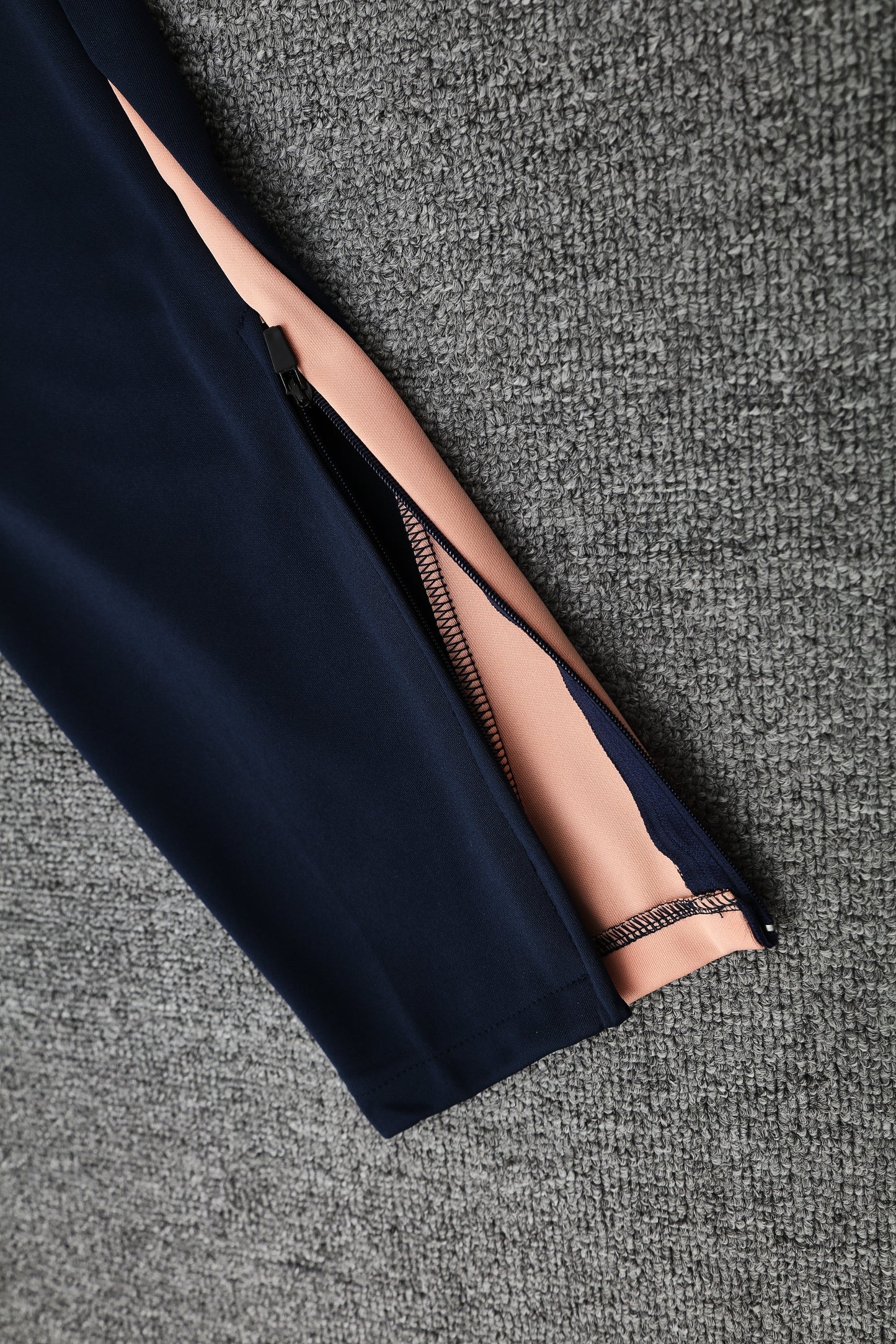 Kit Adulto Chelsea 25-26 – Moletom de Capuz Salmão com Detalhes Azul-Marinho + Calça